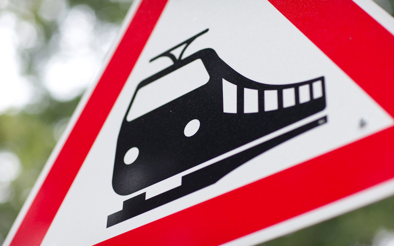 Ein Traktorfahrer ist an einem Bahnübergang gegen eine Schranke gefahren. (Symbolbild)