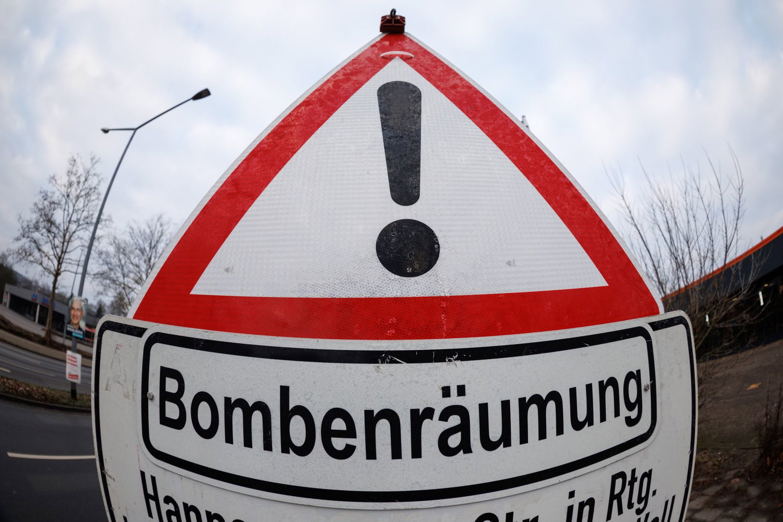Wegen einer Bombenentschärfung wird am Dienstagabend auch vorübergehend die Bahnlinie zwischen Augsburg und Ulm gesperrt. (Symbolbild)