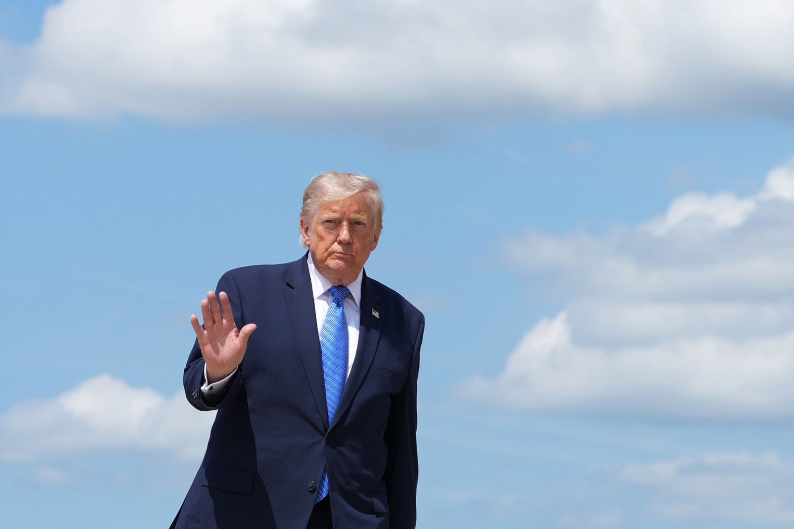 US-Präsident Donald Trump vor dem Abflug in Richtung Westküste. 