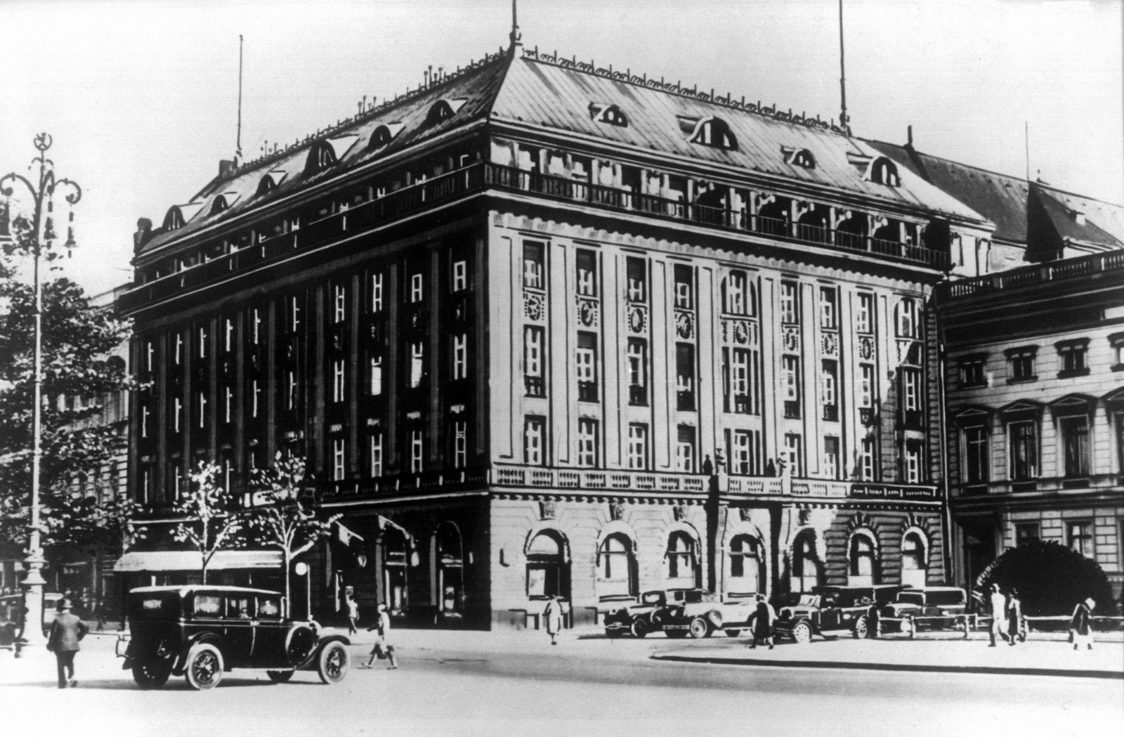 1945 brannte das prunkvolle Gebäude am Pariser Platz weitgehend ab. (Archivbild)