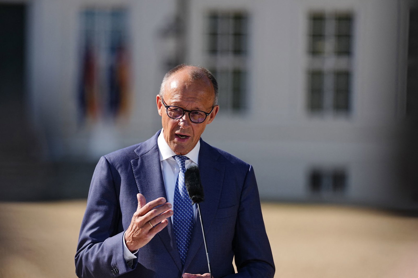 Bundeskanzler Friedrich Merz (CDU) äußert sich zum Auftakt der Kabinettsklausur im Schloss Neuhardenberg auch über den Vorfall mit einer Sprengstoffdrohne in Leipzig.