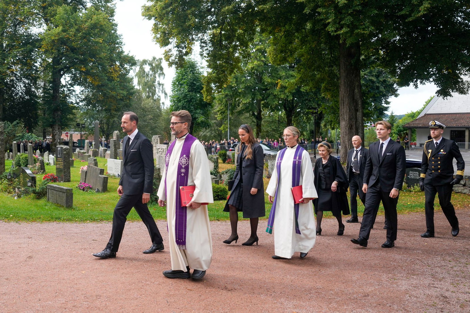 König Haakon (links) und seine Kinder kommen zum Trauergottesdienst.
