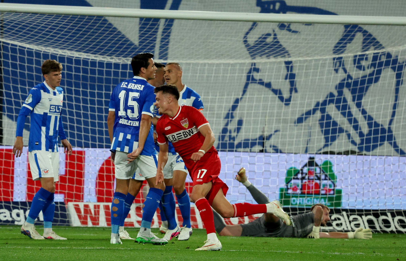 Dzenan Pejcinovic schießt gleich in seinem ersten Pflichtspiel für den VfB Stuttgart drei Tore.