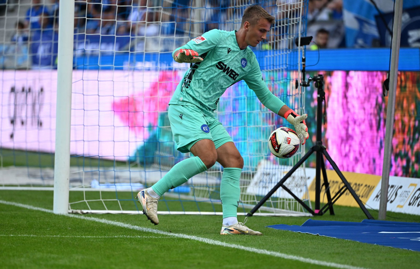 KSC-Keeper Hans Christian Bernat sah gegen Wolfsburg zweimal unglücklich aus.