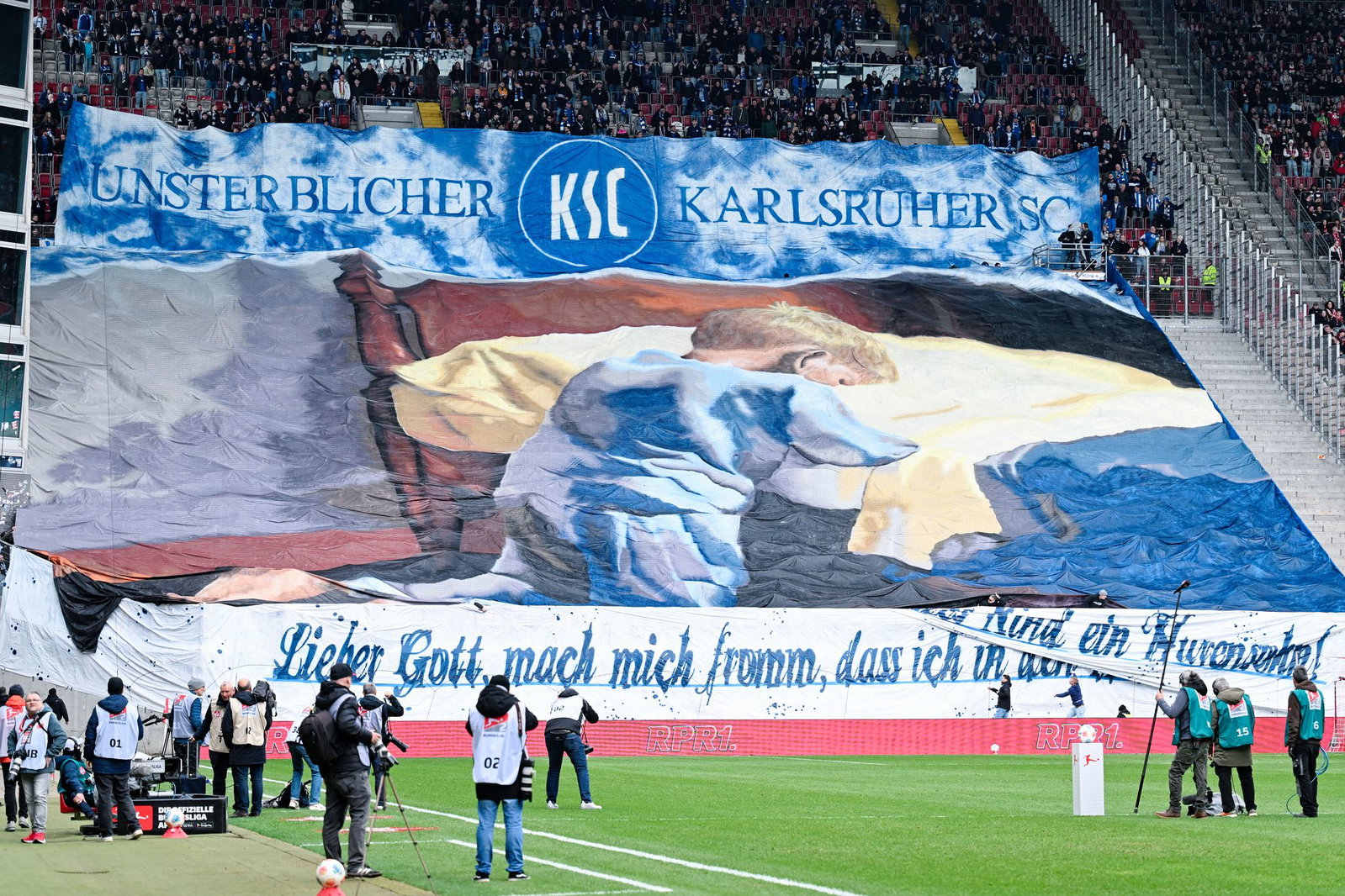 Beten, dass alles gut geht: Wenn FCK und KSC aufeinandertreffen, ist das ein Hochrisikospiel. (Archivbild)