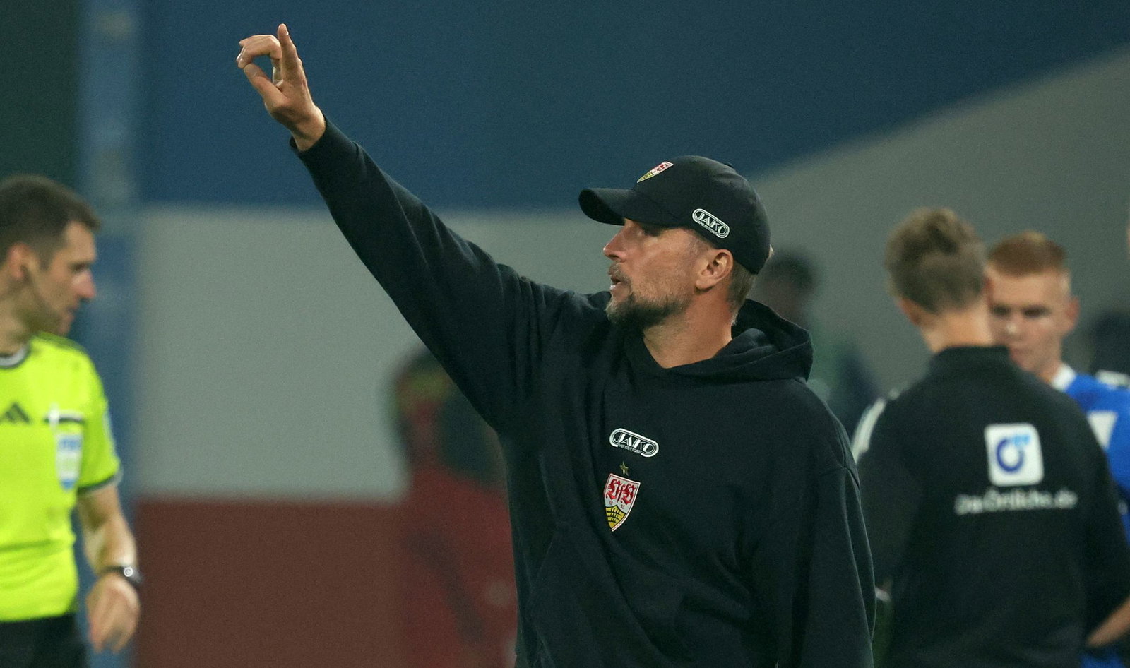 Der Stuttgarter Trainer Sebastian Hoeneß beim Pokalspiel in Rostock.