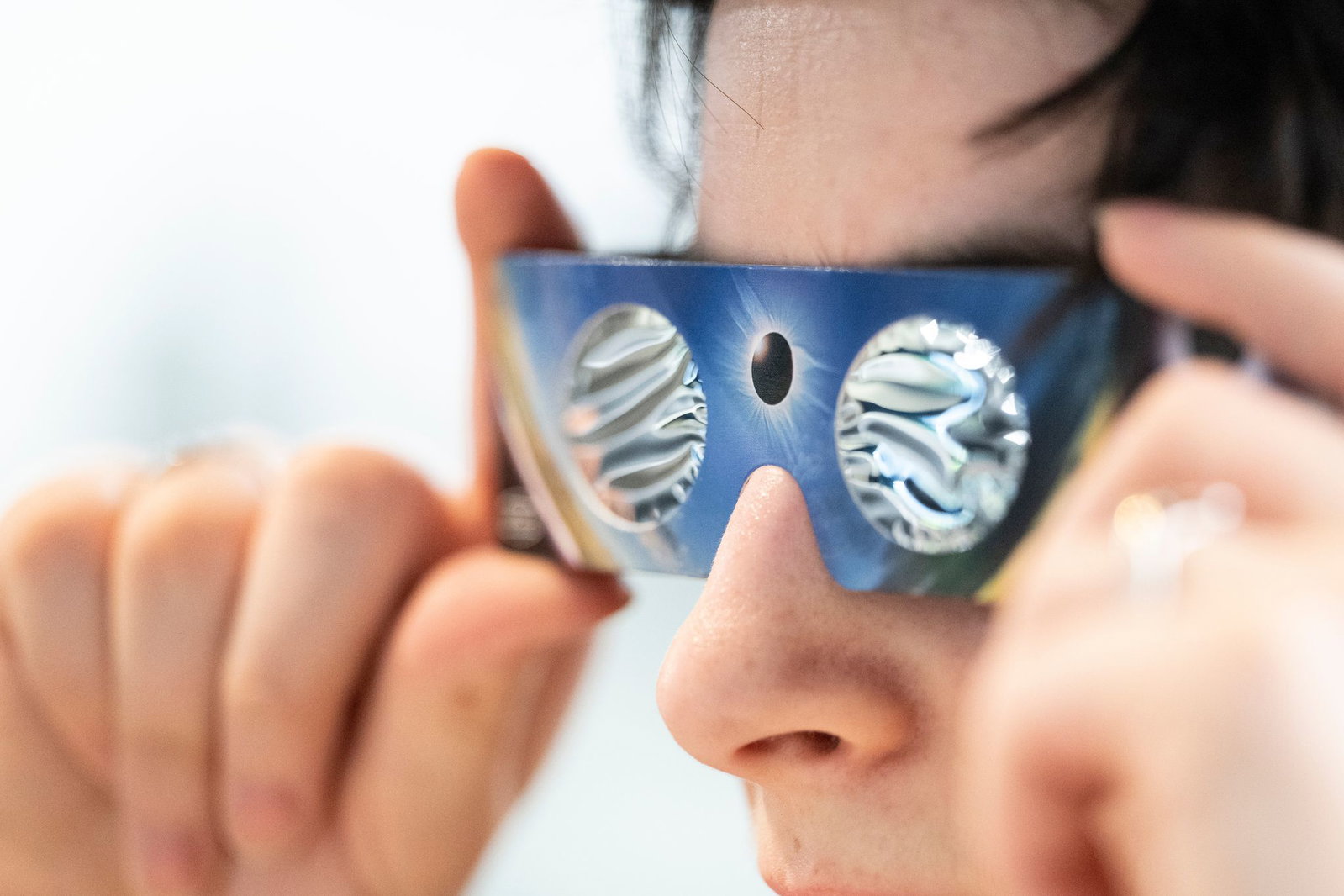 Am 12. August wird in Deutschland eine partielle Sonnenfinsternis zu sehen sein. Um sie zu sehen, sollte man sich eine Schutzbrille besorgen.