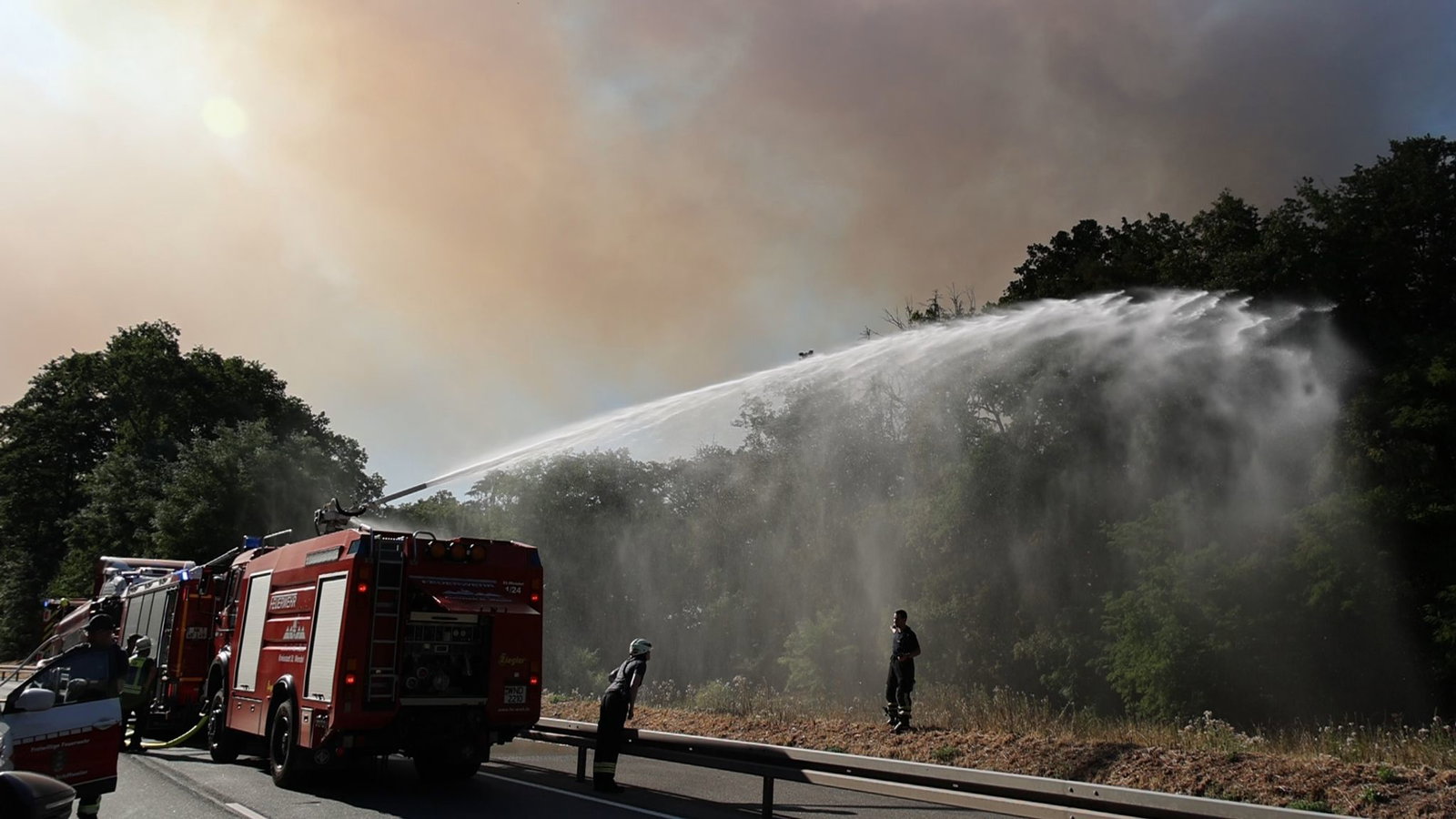 Eine Gaststätte und ein Wohnmobilstellplatz waren wegen des Brandes vorsorglich evakuiert worden. 
