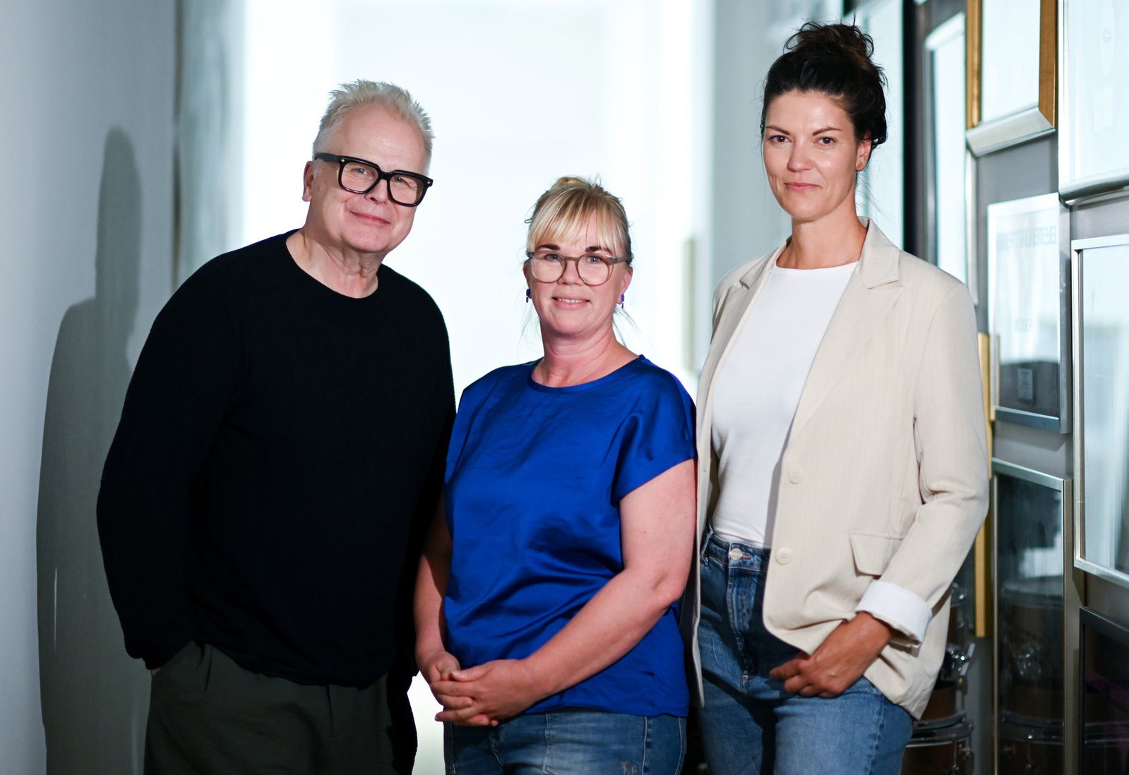 Sänger Herbert Grönemeyer (l-r) mit Anneke Richter und Nicole Müller vom Verein «Heimatbewegen».