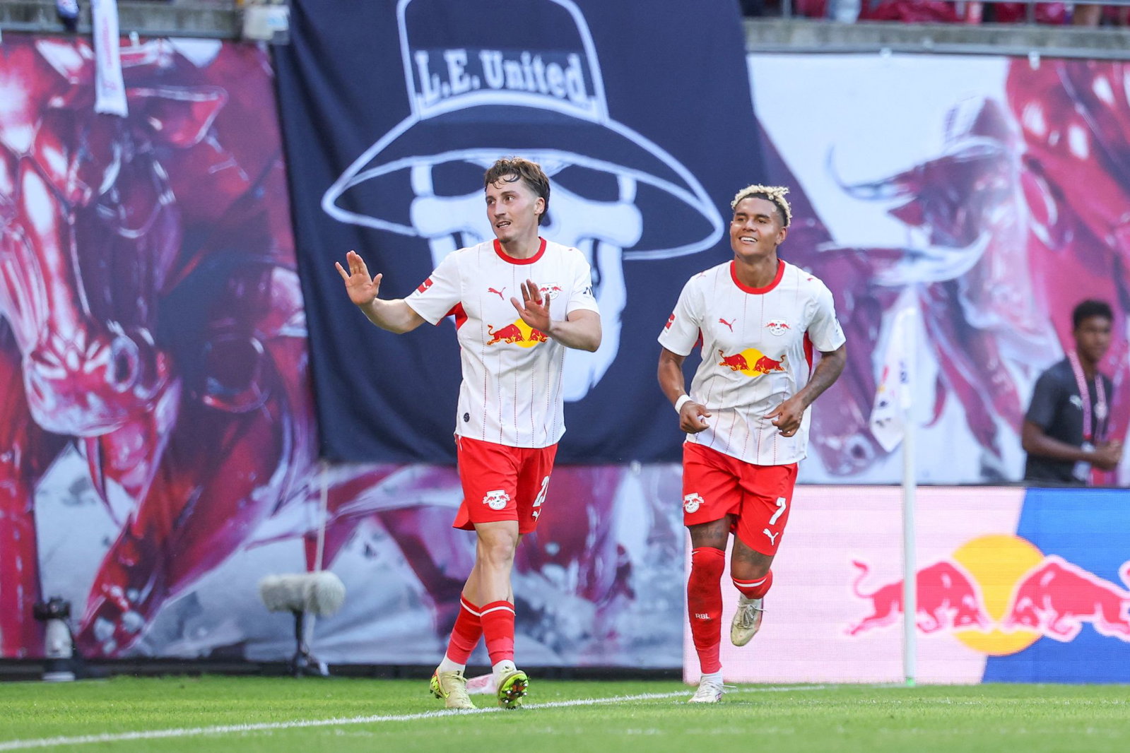 Rocco Reitz (l) traf gegen seinen Ex-Club.