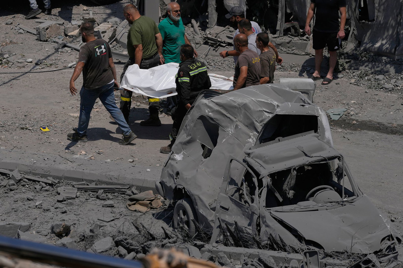 Insgesamt waren am Samstag bei zwei israelischen Luftangriffen im Südlibanon nach Angaben des Gesundheitsministeriums in Beirut mindestens elf Menschen getötet und 19 verletzt worden.