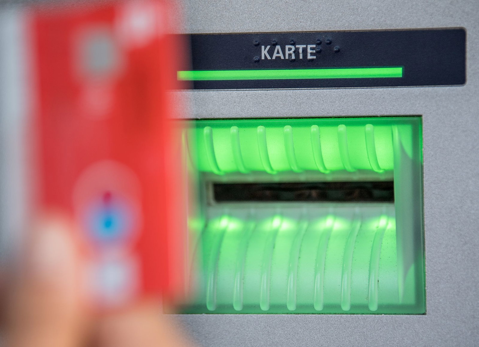 Eigentlich wollte der 13-Jährige selbst Geld abheben. (Symbolbild)