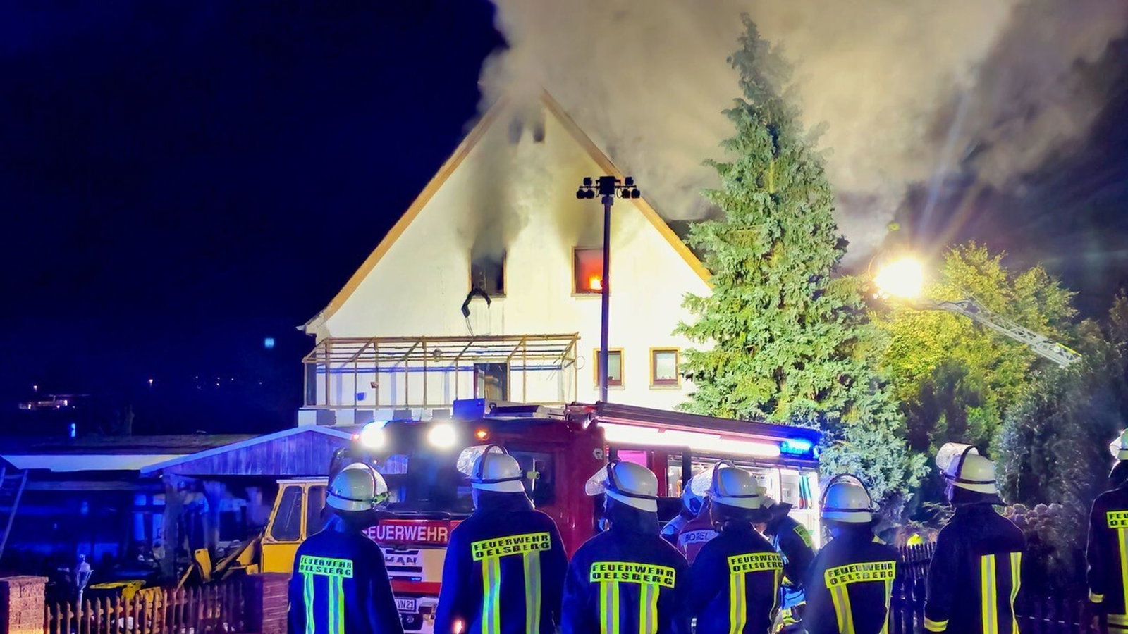 Das Feuer brach in der Nacht aus, die Einsatzkräfte löschten es gegen 04.00 Uhr. 
