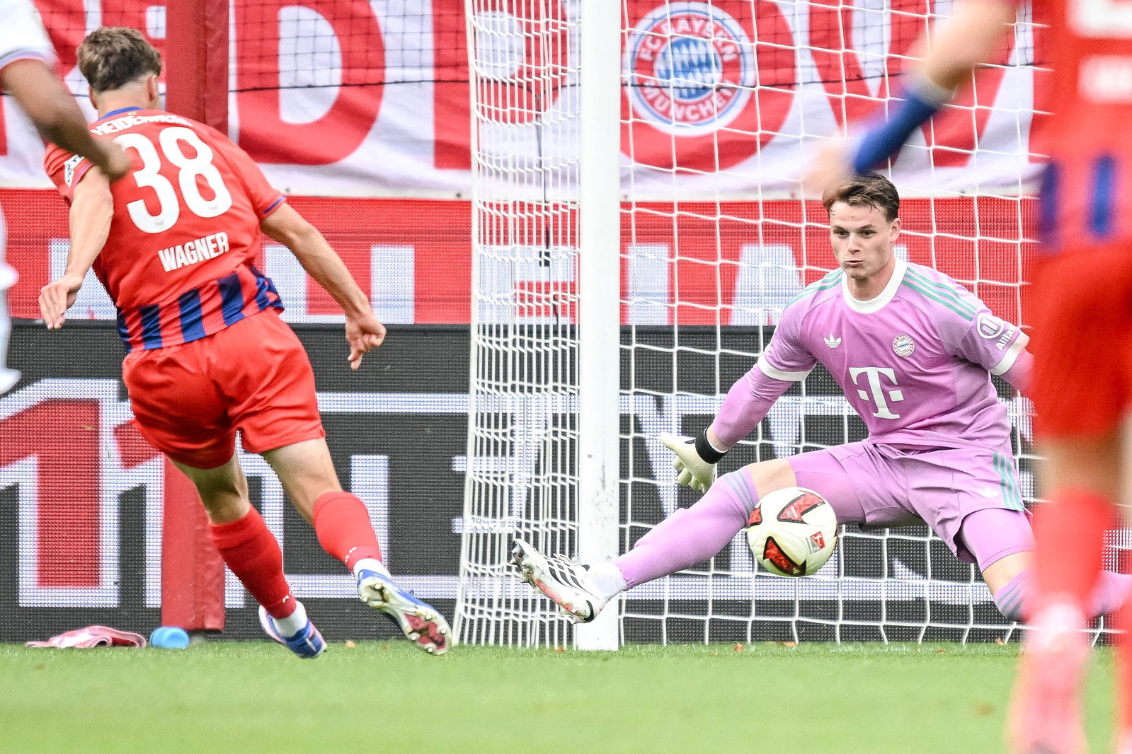 Früh bezwungen: Bayern-Keeper Jonas Urbig (r.).