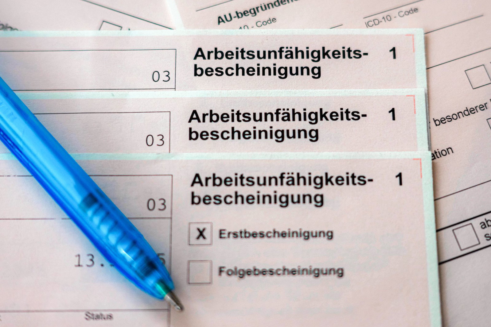 Die Zahl der Krankmeldungen ist laut DAK im ersten Halbjahr gesunken.