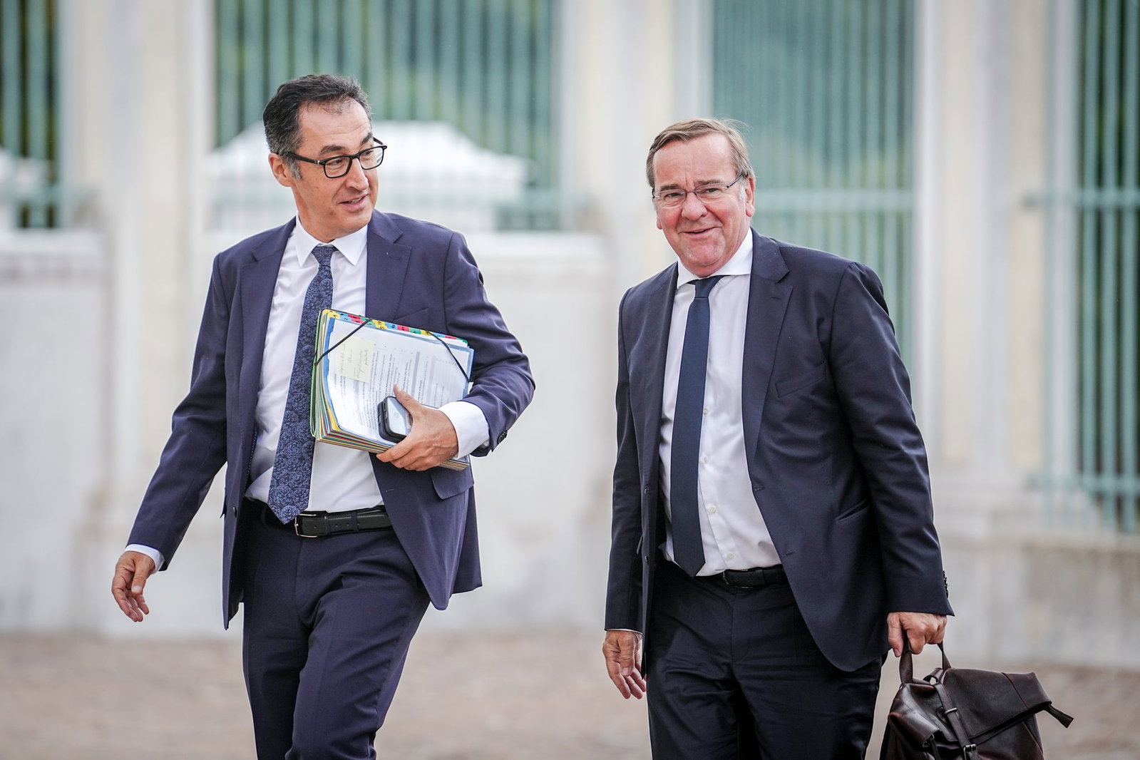 Cem Özdemir, inzwischen Ministerpräsident von Baden-Württemberg, und Bundesverteidigungsminister Boris Pistorius sprechen sich gemeinsam für ein Verbot von Teilen der AfD aus. (Archivbild)