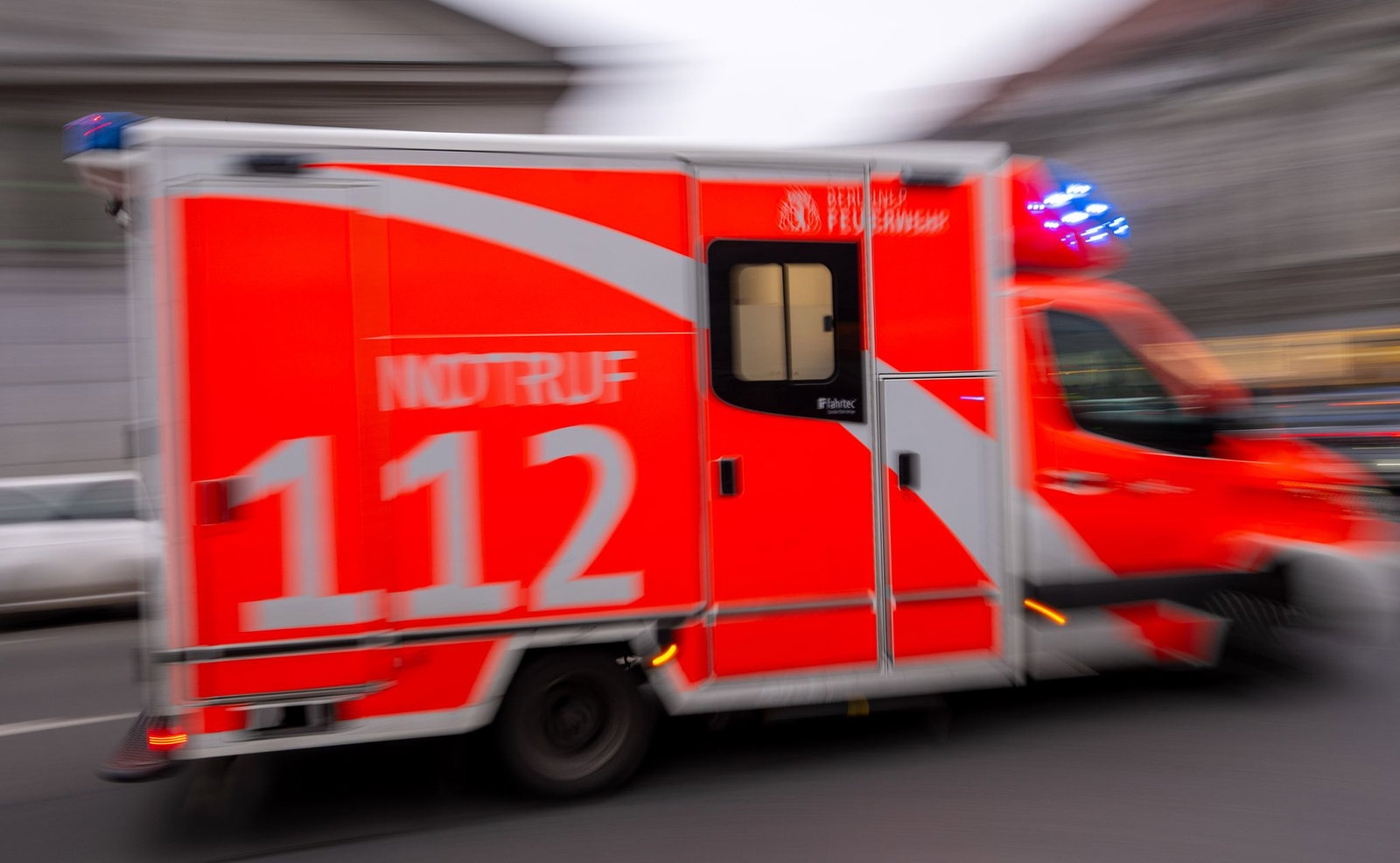 Ein Mann fährt ein Kind an - dieses wird mit schweren Verletzungen ins Krankenhaus gebracht. (Symbolbild)