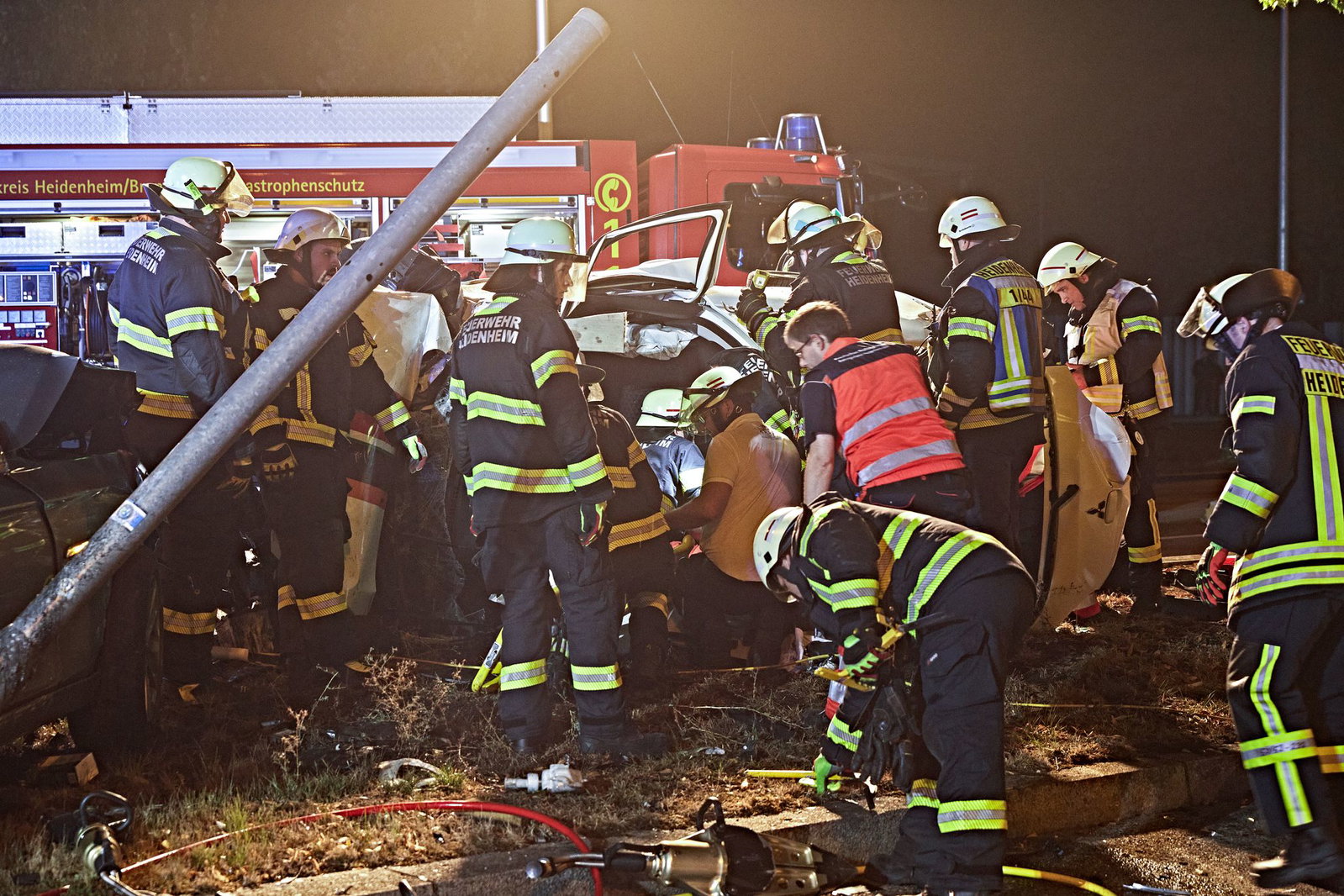 Nach einem Unfall in Heidenheim bergen Einsatzkräfte der Feuerwehr einen Fahrer aus seinem Fahrzeug.