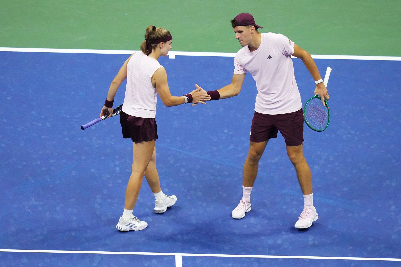 Mensik (rechts) und Muchova dominierten den ersten Satz und holen im Tiebreak den Titel.