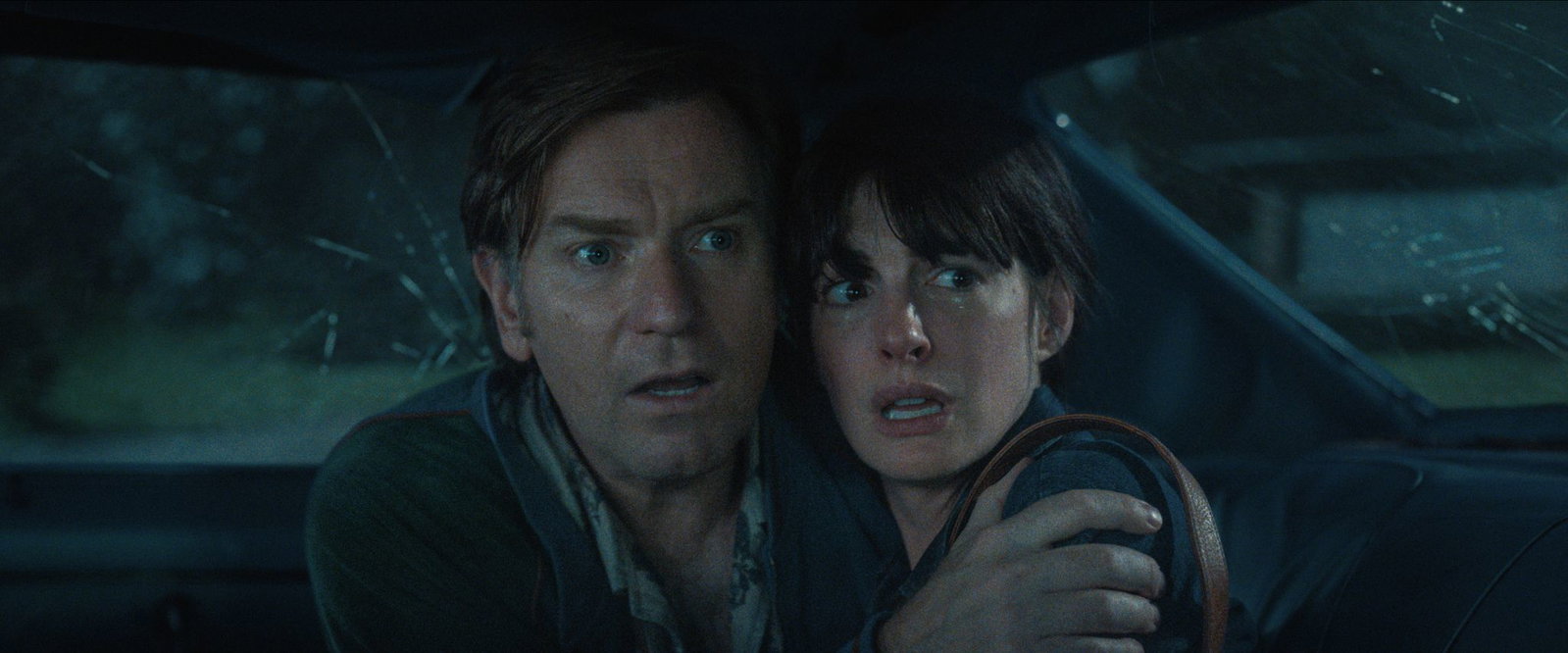 Spielen ein Ehepaar, das zusammenhalten muss: Ewan McGregor und Anne Hathaway.
