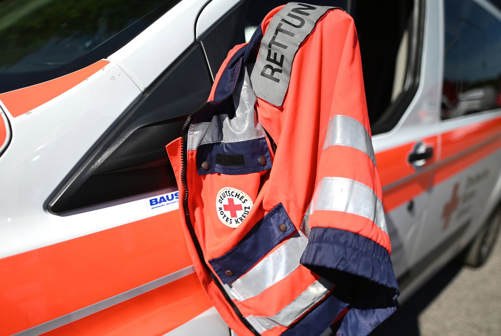 Die Rettungskräfte brachten den Schwerverletzten in ein Krankenhaus. (Symbolbild)
