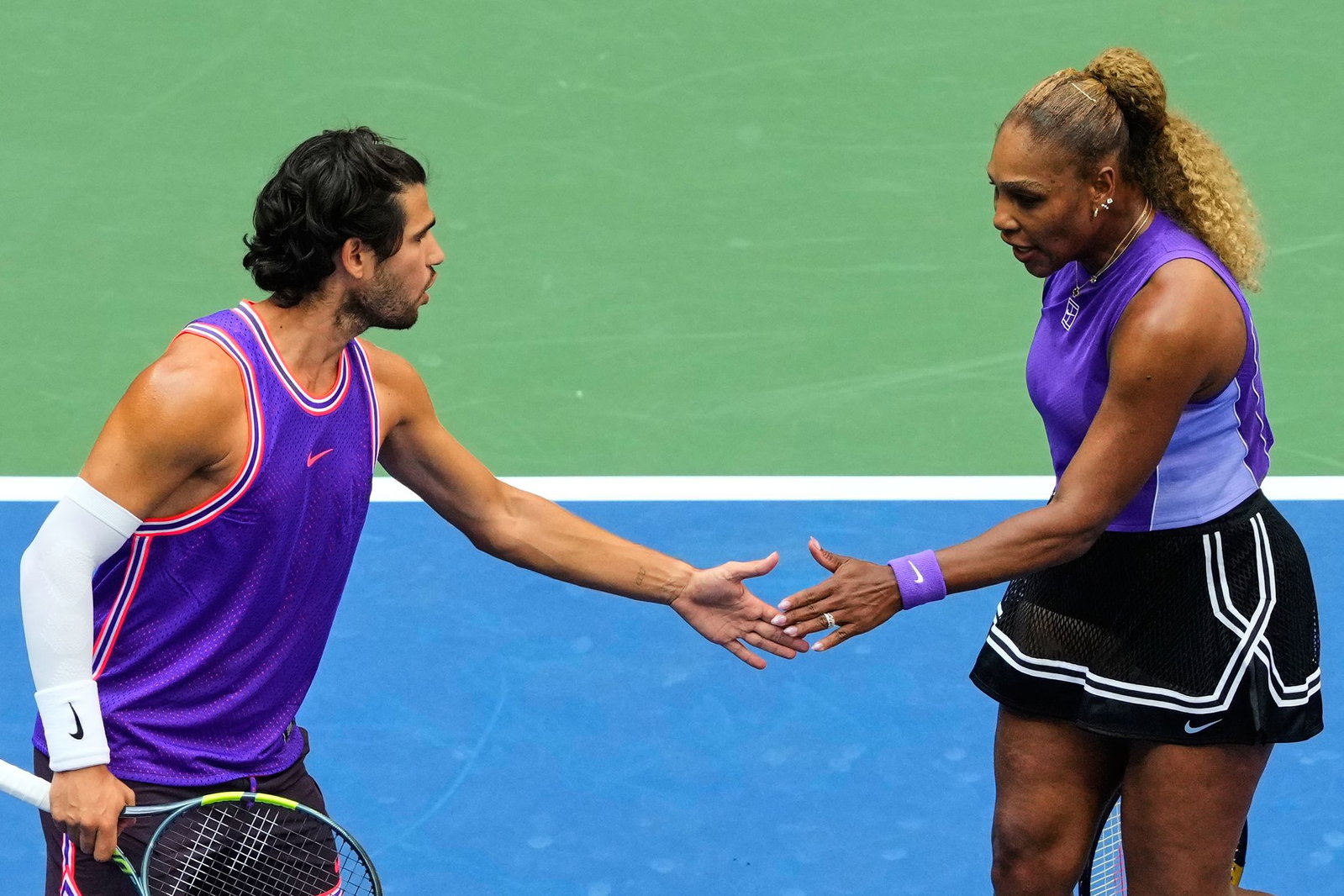 Carlos Alcaraz (l) gibt bei den US Open sein Comeback nach viermonatiger Verletzungspause.