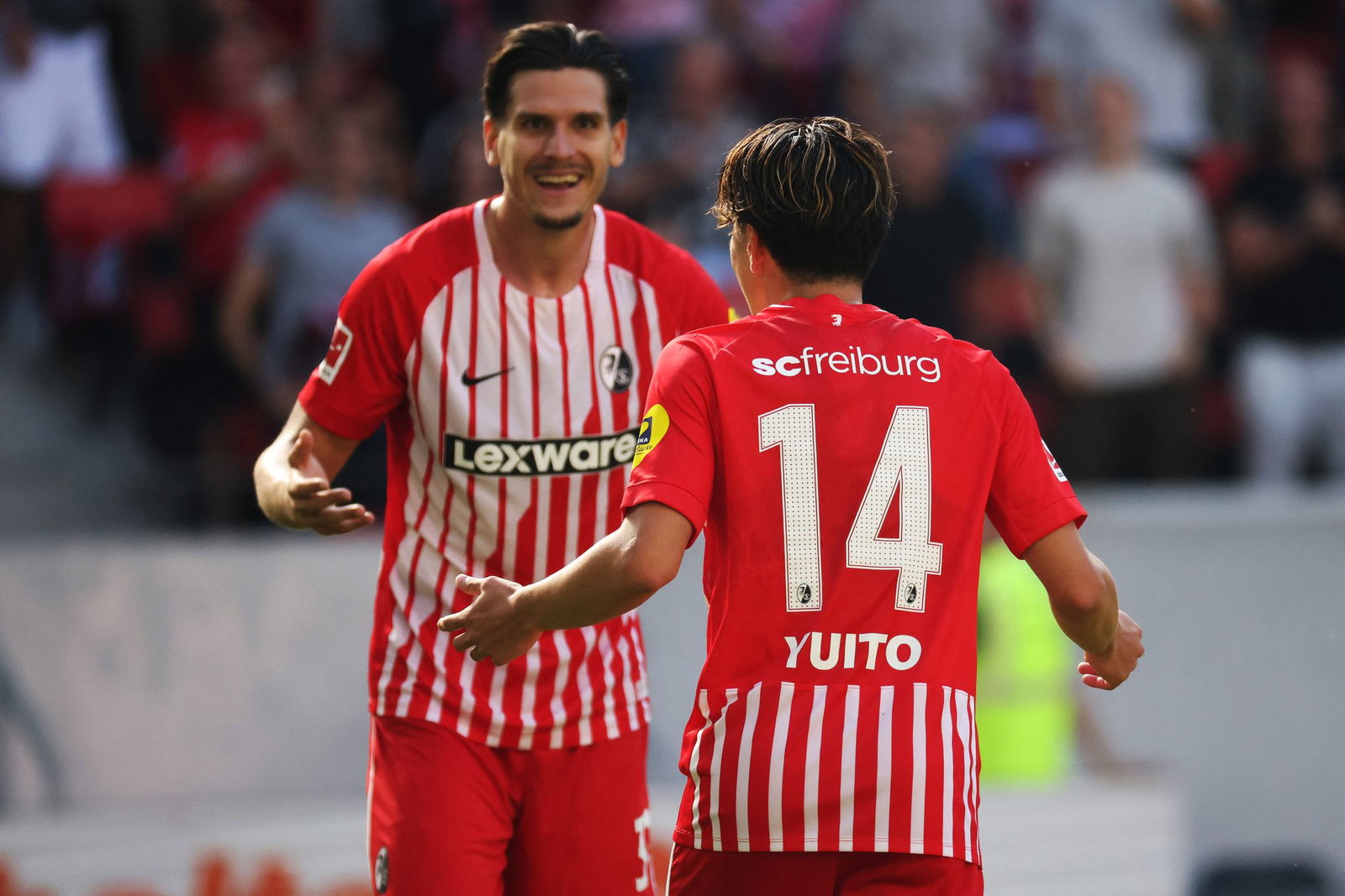 Freiburgs Top-Duo: Igor Matanovic (l.) jubelt mit Yuito Suzuki.