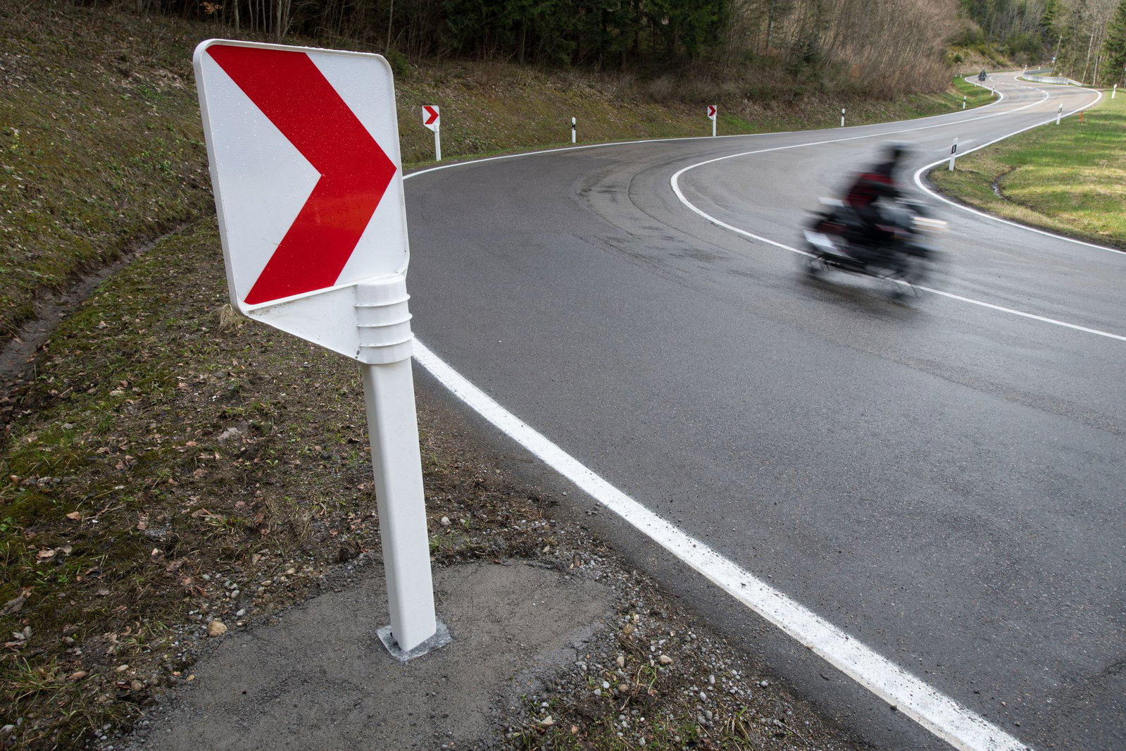 Beim Versuch, lediglich auf dem Hinterrad seines Motorrads zu fahren, verlor der Fahrer die Kontrolle. (Symbolbild)