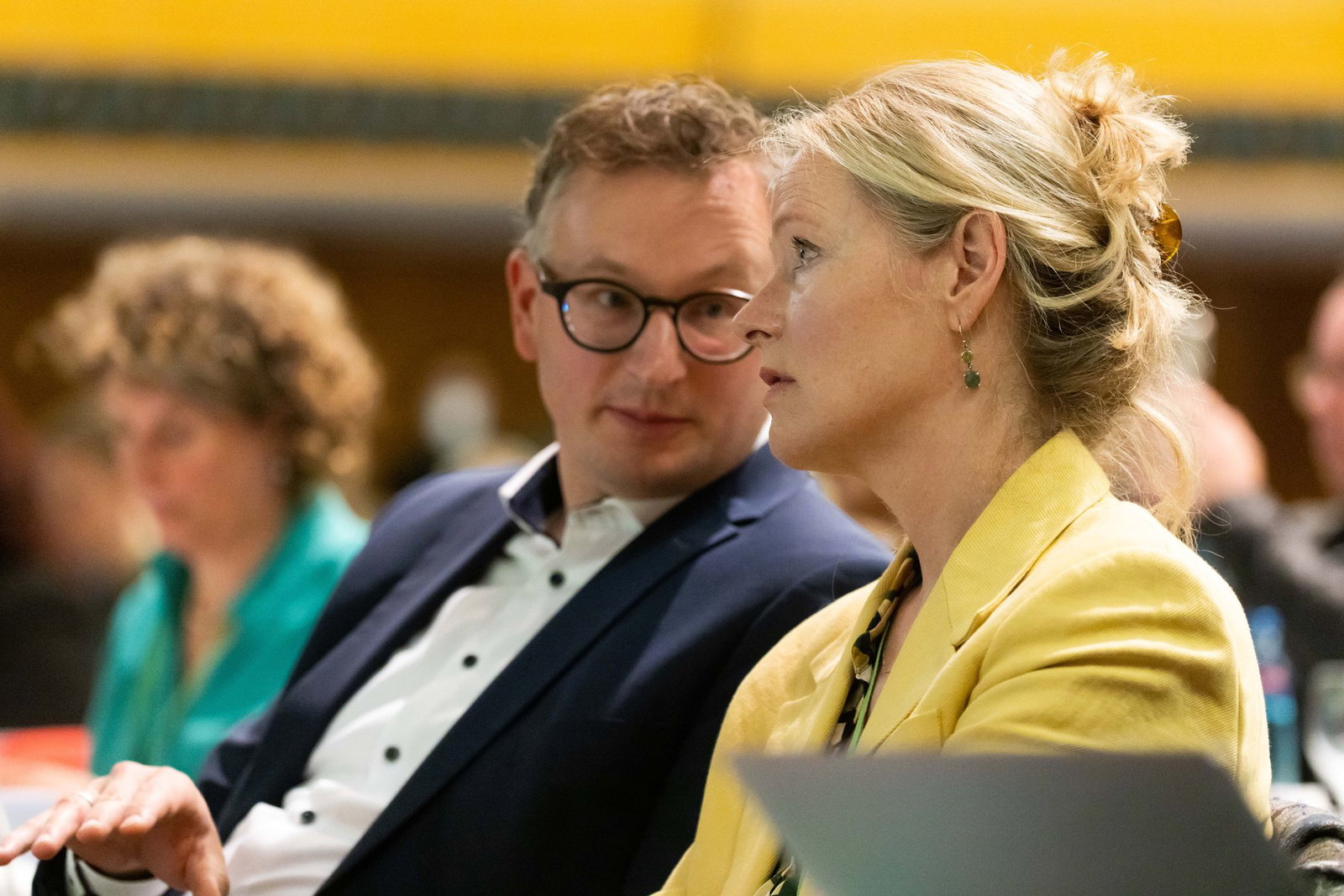 Andreas Schwarz und Thekla Walker von den Grünen machen sich für den Ausbau der Windenergie stark. (Archivbild)   