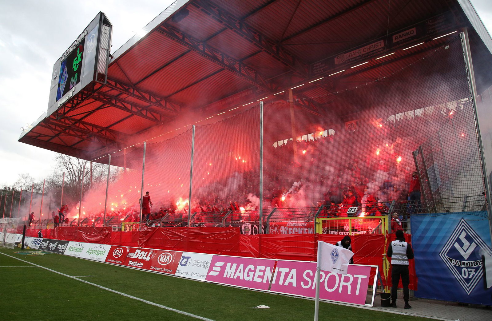 Zwischen dem Waldhof und Kaiserslautern geht es auch auf den Rängen hoch her.