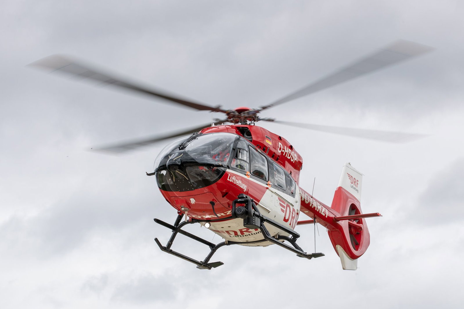 Der schwer verletzte Motorradfahrer wurde nach einem Unfall per Hubschrauber in eine Klinik gebracht. (Symbolbild)