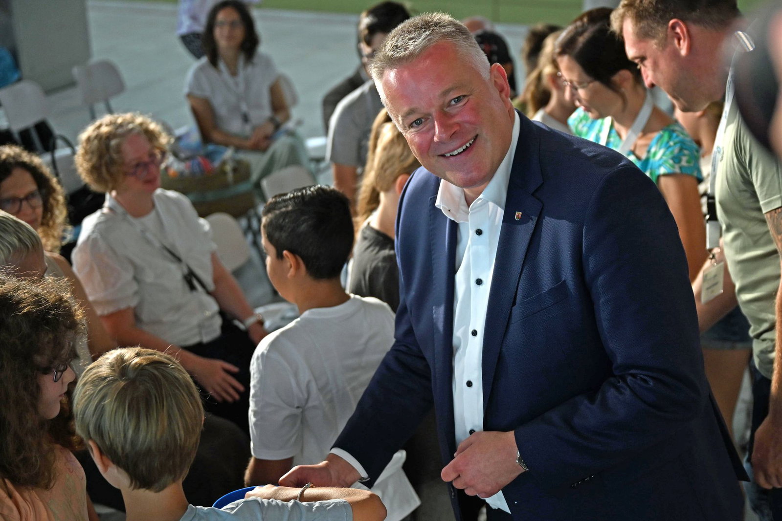 Regierungschef Gordon Schnieder (CDU) ermunterte die Fünftklässler, das Lesen für sich zu entdecken.