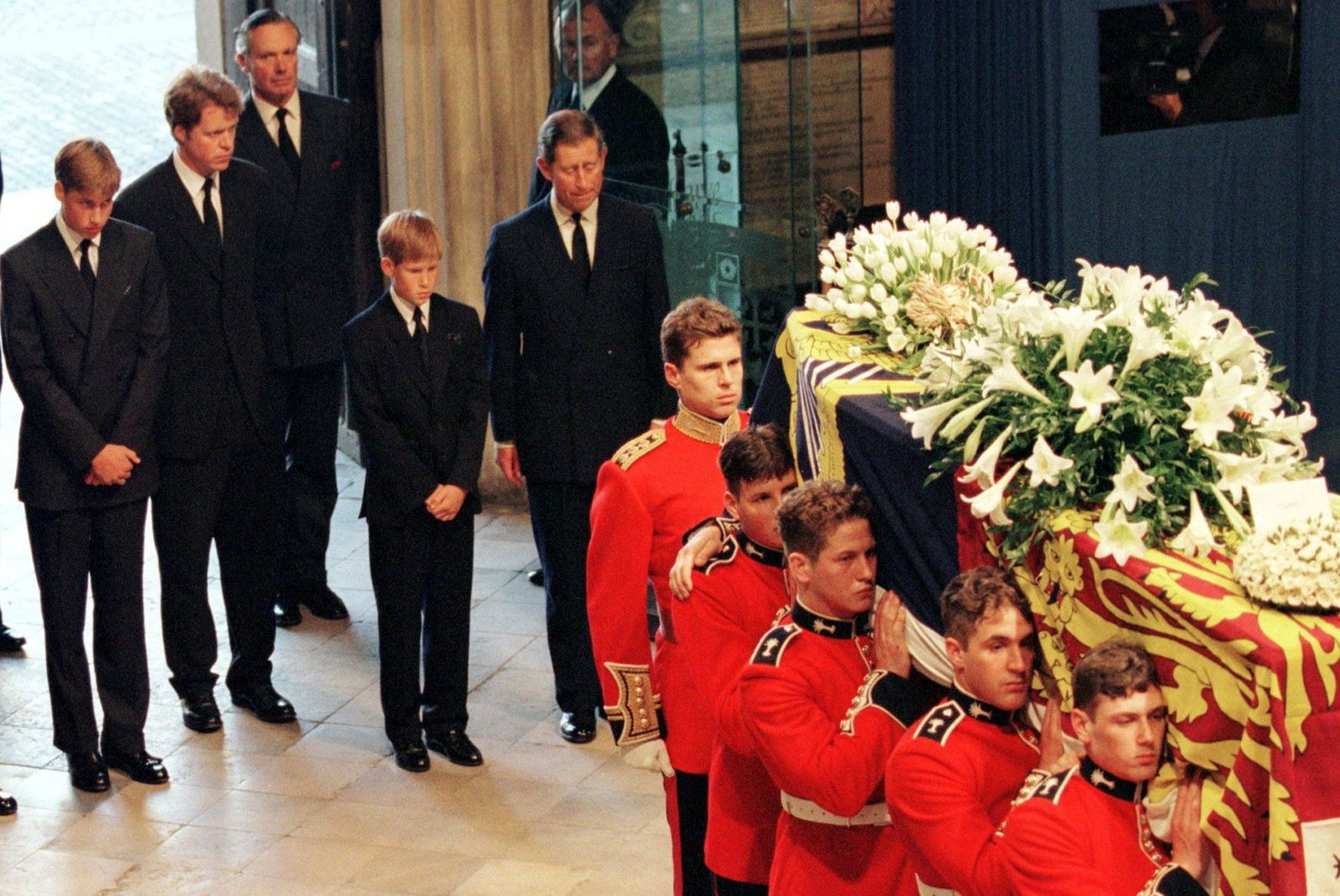 Dianas Bruder Charles Spencer (2. v. l.) bei der Trauerfeier für die Verstorbene am 6. September 1997. (Archivbild)