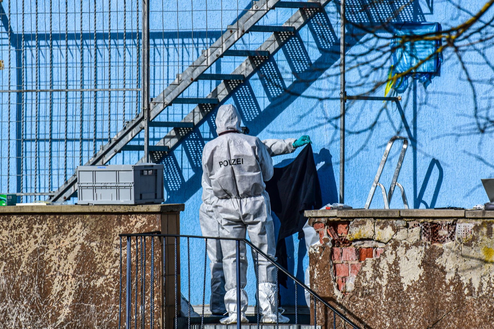 Der Mann soll seine Ehefrau auf einer Feuertreppe erschossen haben. (Archivfoto) 