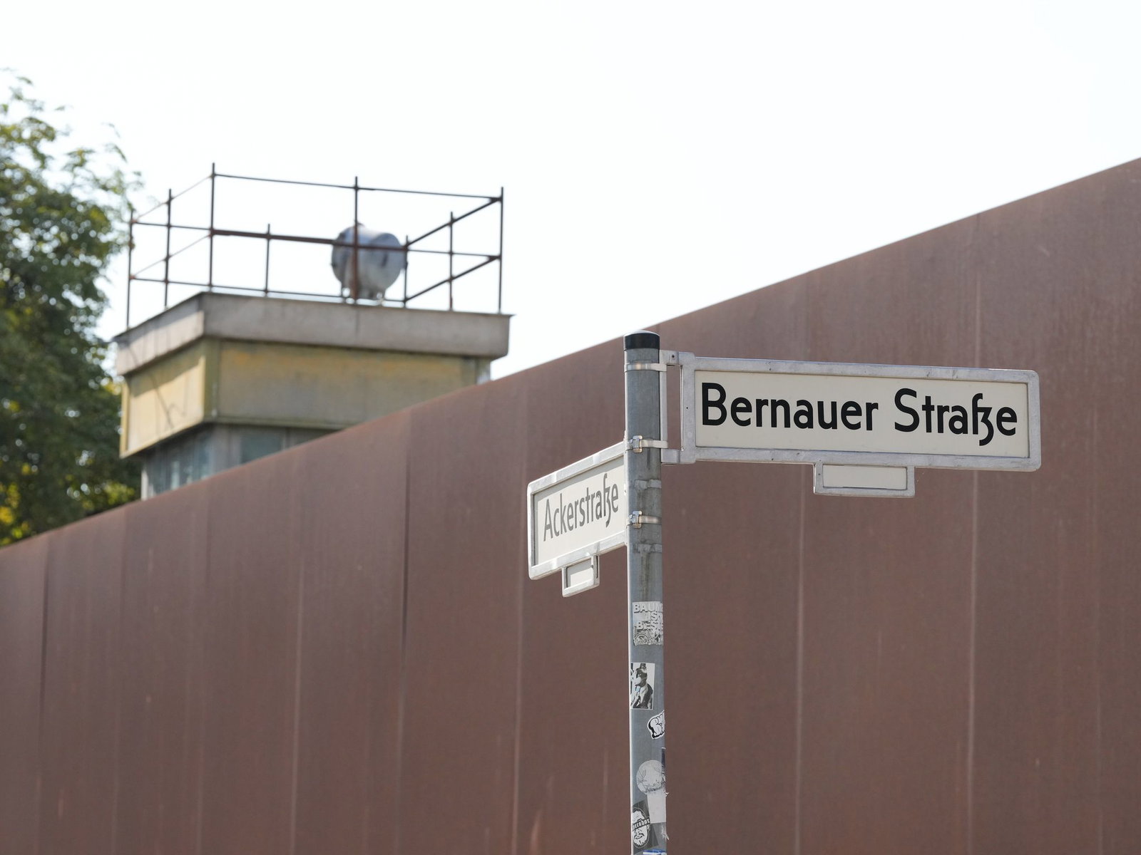 An der Gedenkstätte in der Bernauer Straße in Berlin sind Reste von DDR-Grenzanlagen erhalten, darunter ein Wachturm. 