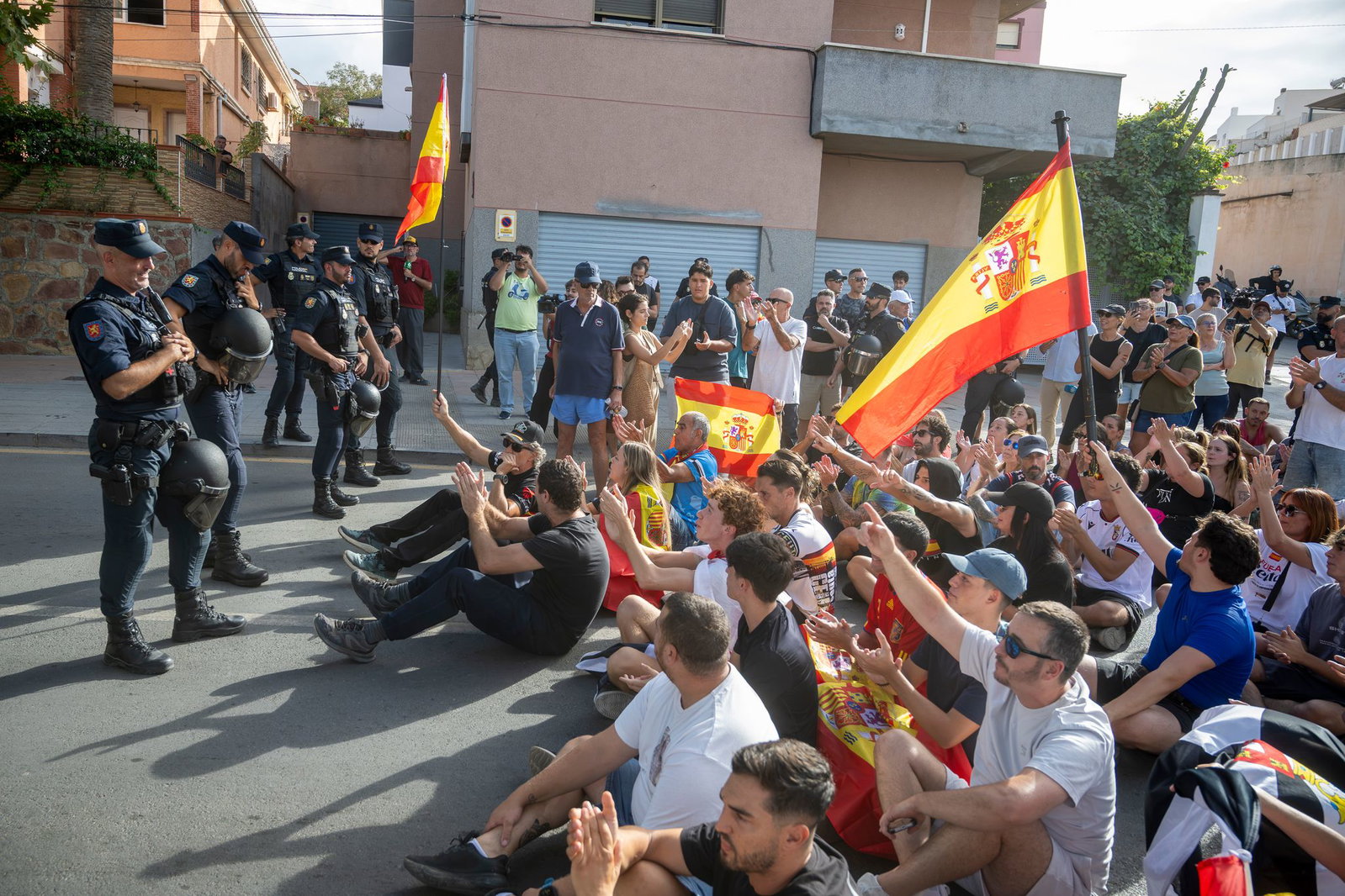 Die Lage in Spaniens Nordafrika-Exklave Ceuta ist zunehmend angespannt. Einheimische fordern die gewaltsame Rückführung von Migranten nach Marokko. 