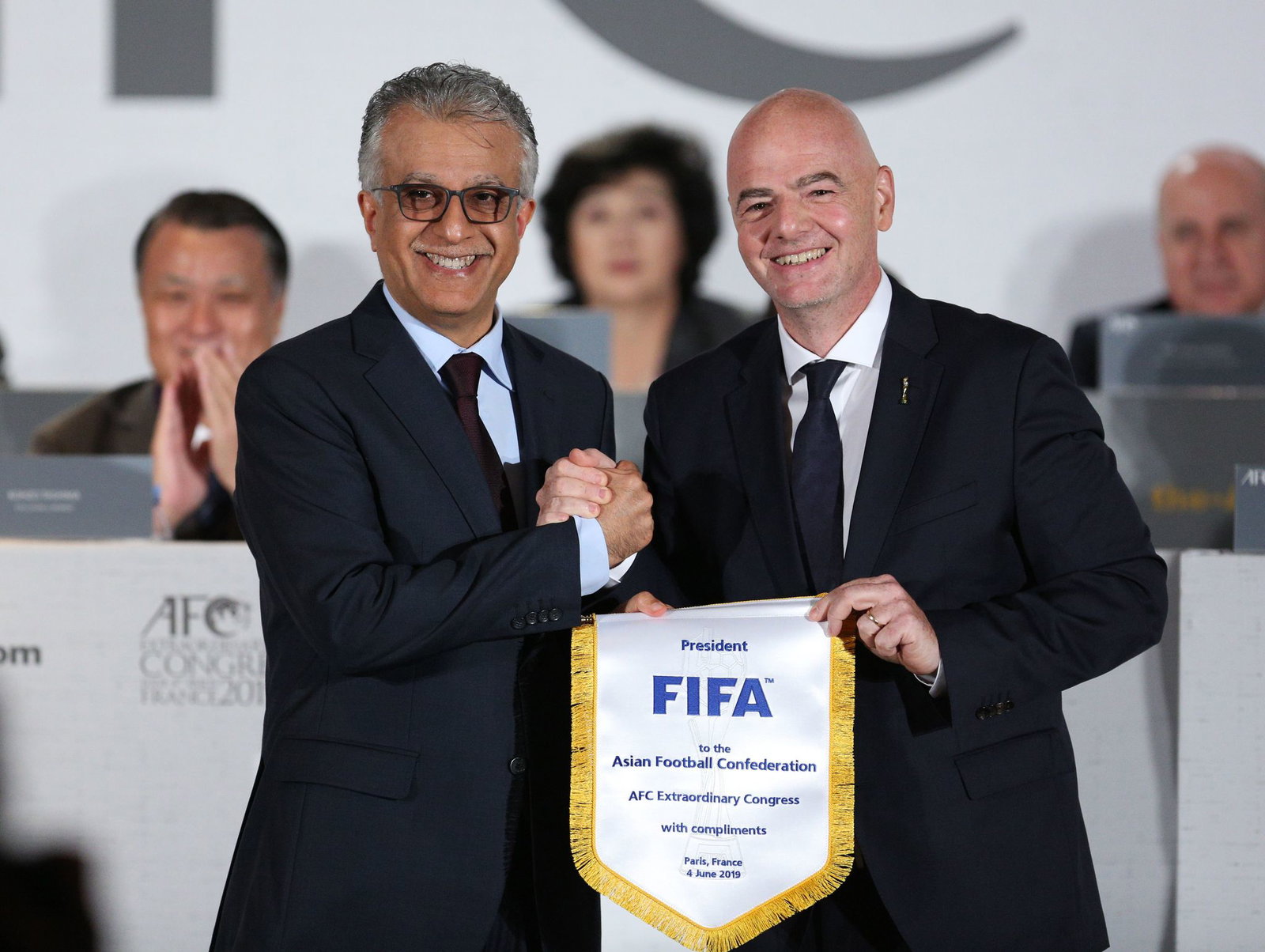 Scheich Salman bin Ibrahim al-Chalifa (l) forderte Gianni Infantino schon einmal heraus. (Archivbild)