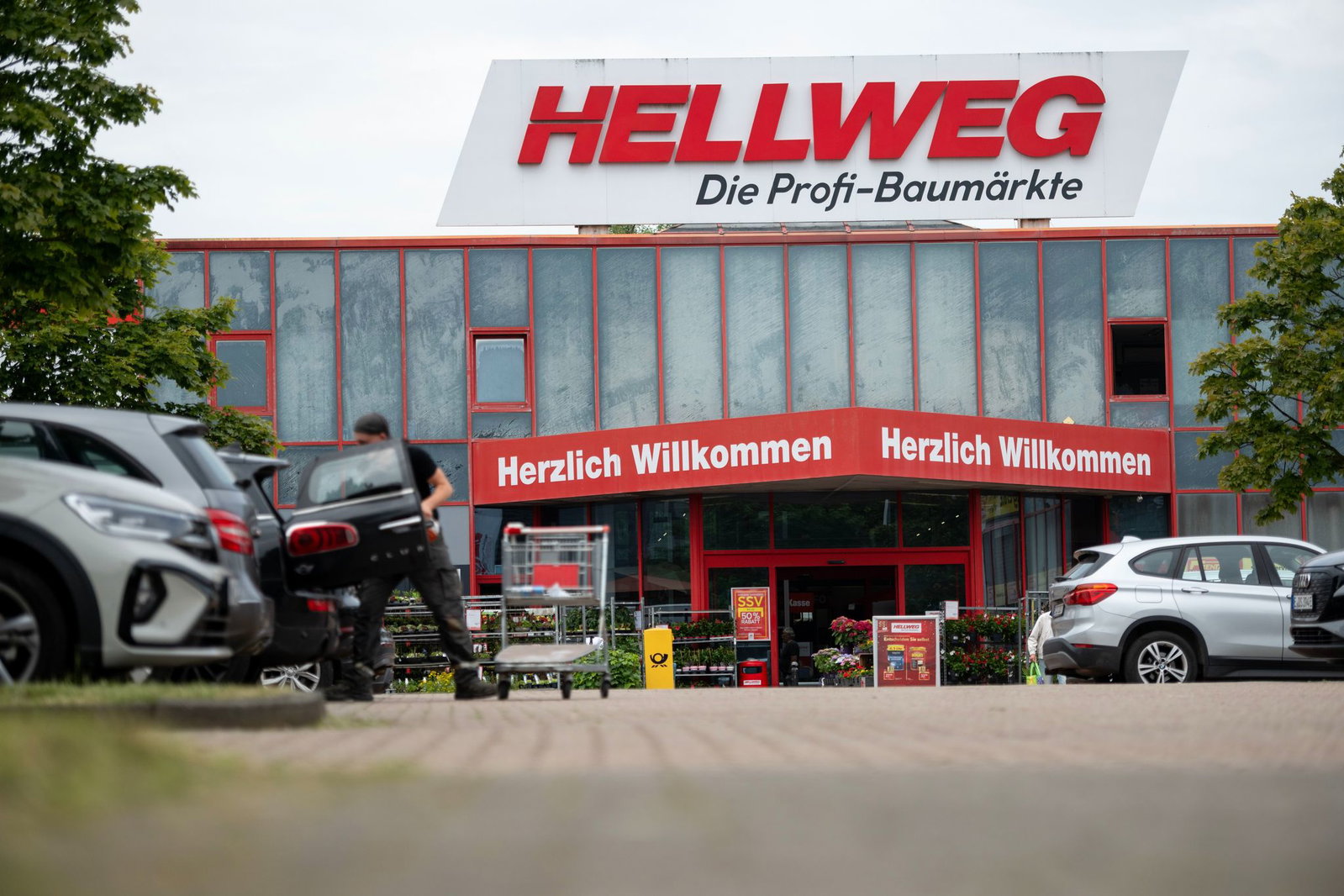 Die Baumarktkette Hellweg und die Tochtergesellschaft BayWa Bau- und Gartenmärkte hatten im Juni Insolvenz in Eigenverwaltung angemeldet. Laut Sanierungsgeschäfsführung werden viele Filialen wohl bleiben, nicht aber die Zentralen in Dortmund und Garching…