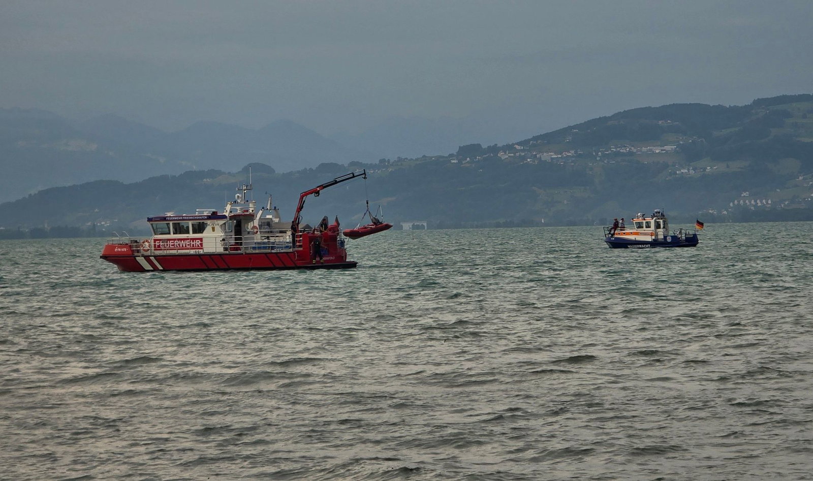 Nach einem Sturz von einem Boot ist eine Frau tot geborgen worden. 
