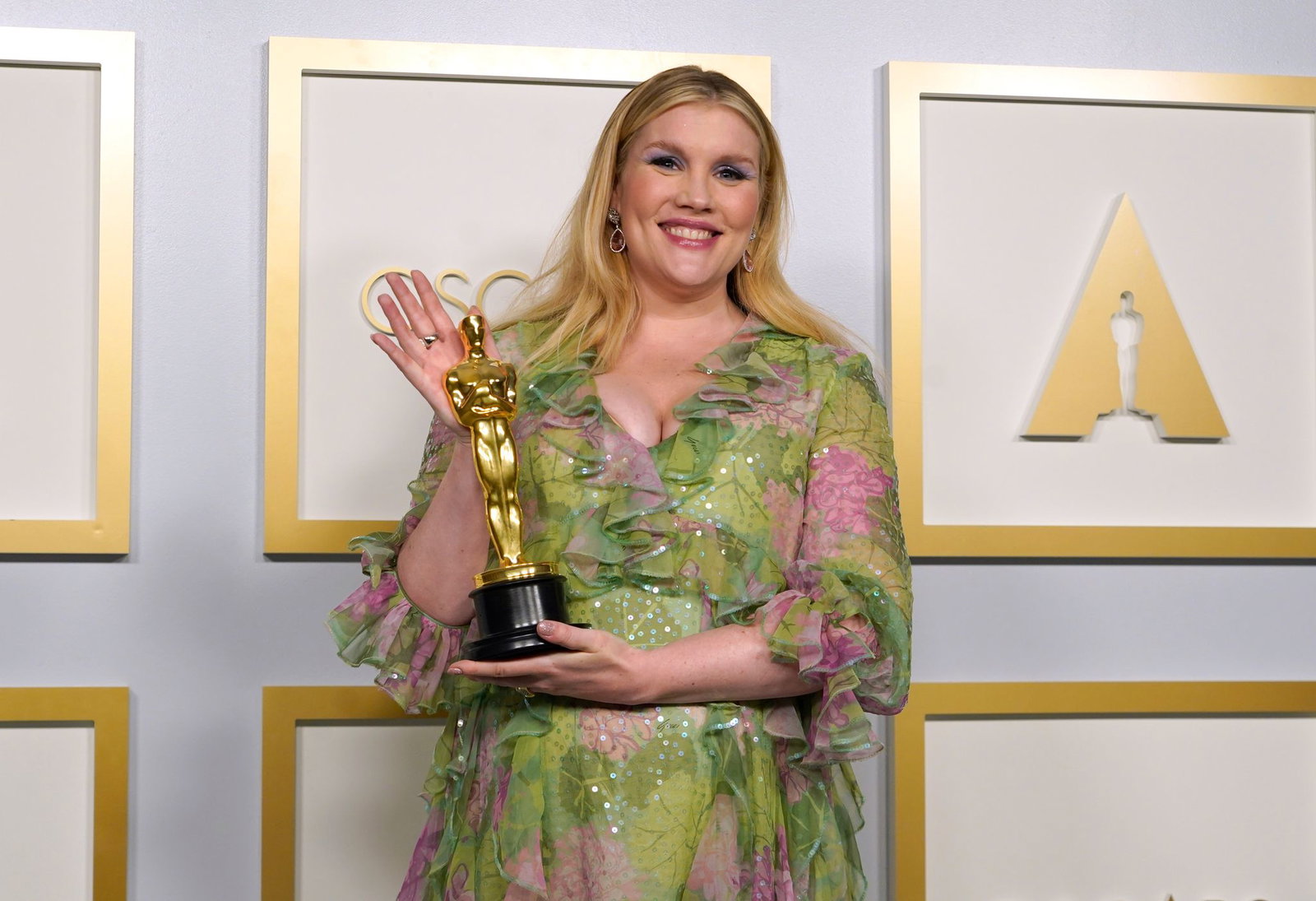 Emerald Fennell 2021 mit ihrem Oscar für das beste Originaldrehbuch. (Archivbild)