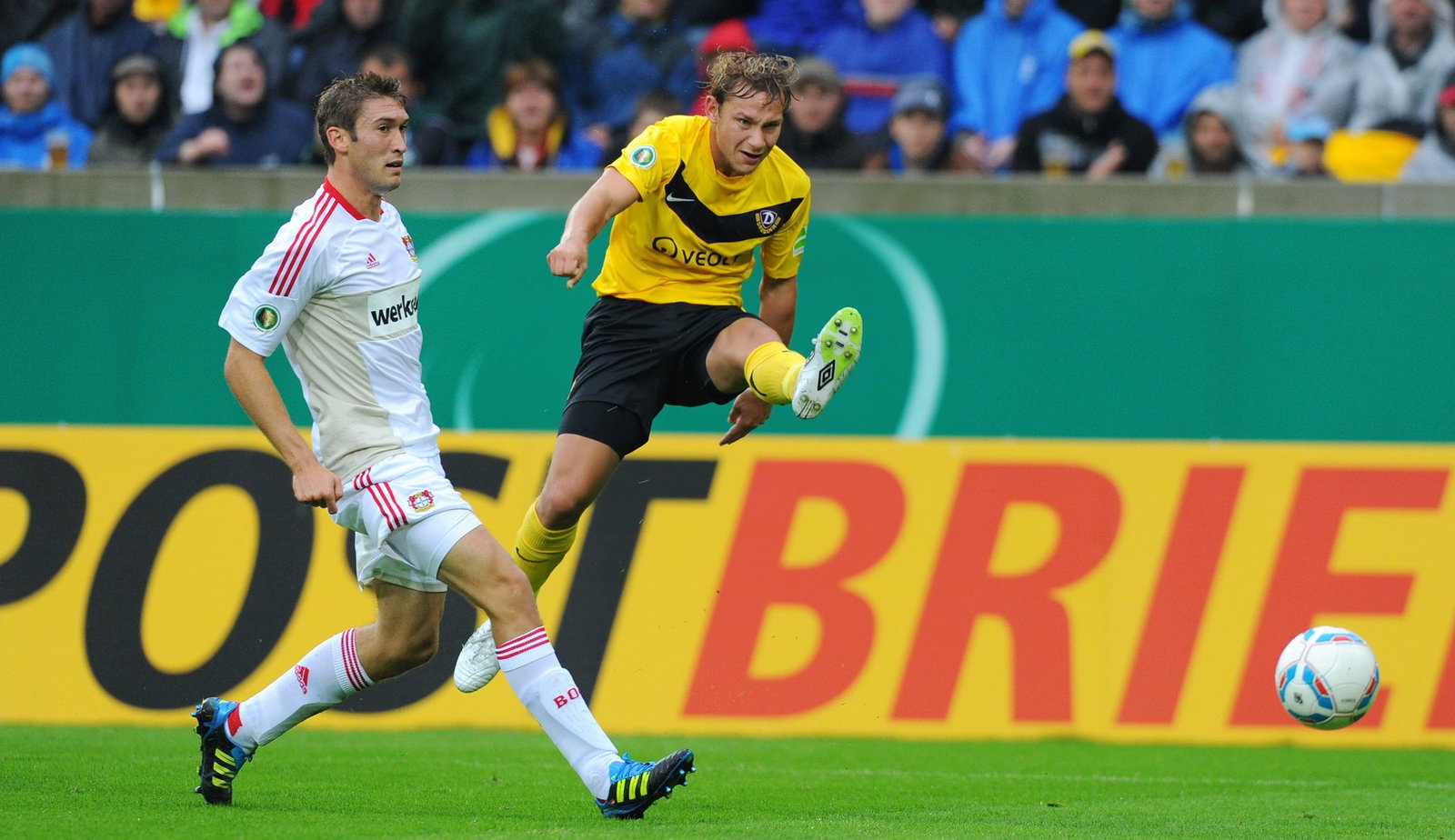Krieschows Trainer Robert Koch (r) konnte mit Dynamo Dresden bereits Pokalüberraschungen sammeln
