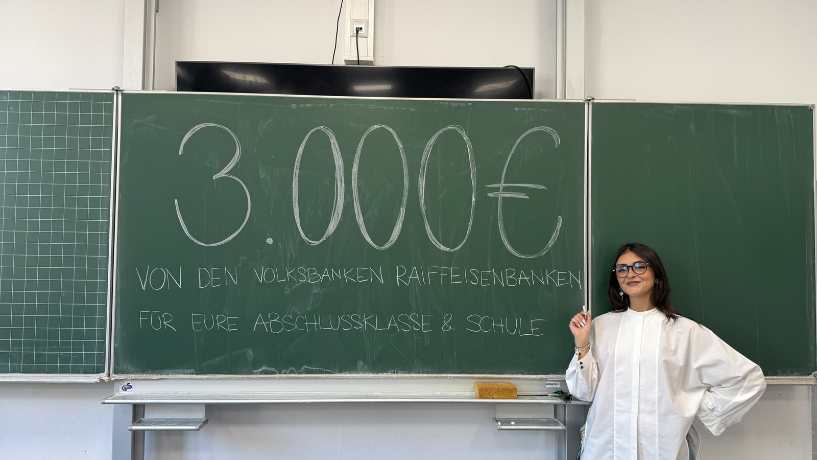Filiz in Schule vor Tafel