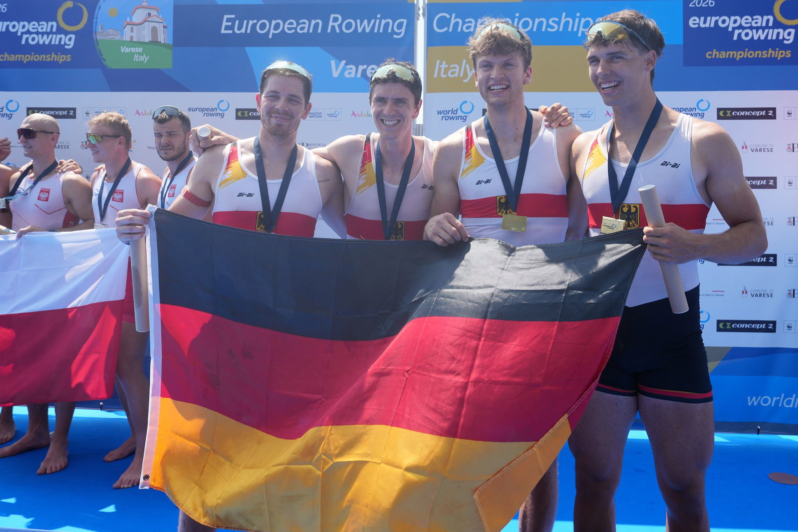 Der deutsche Doppel-Vierer jubelt über Gold. 