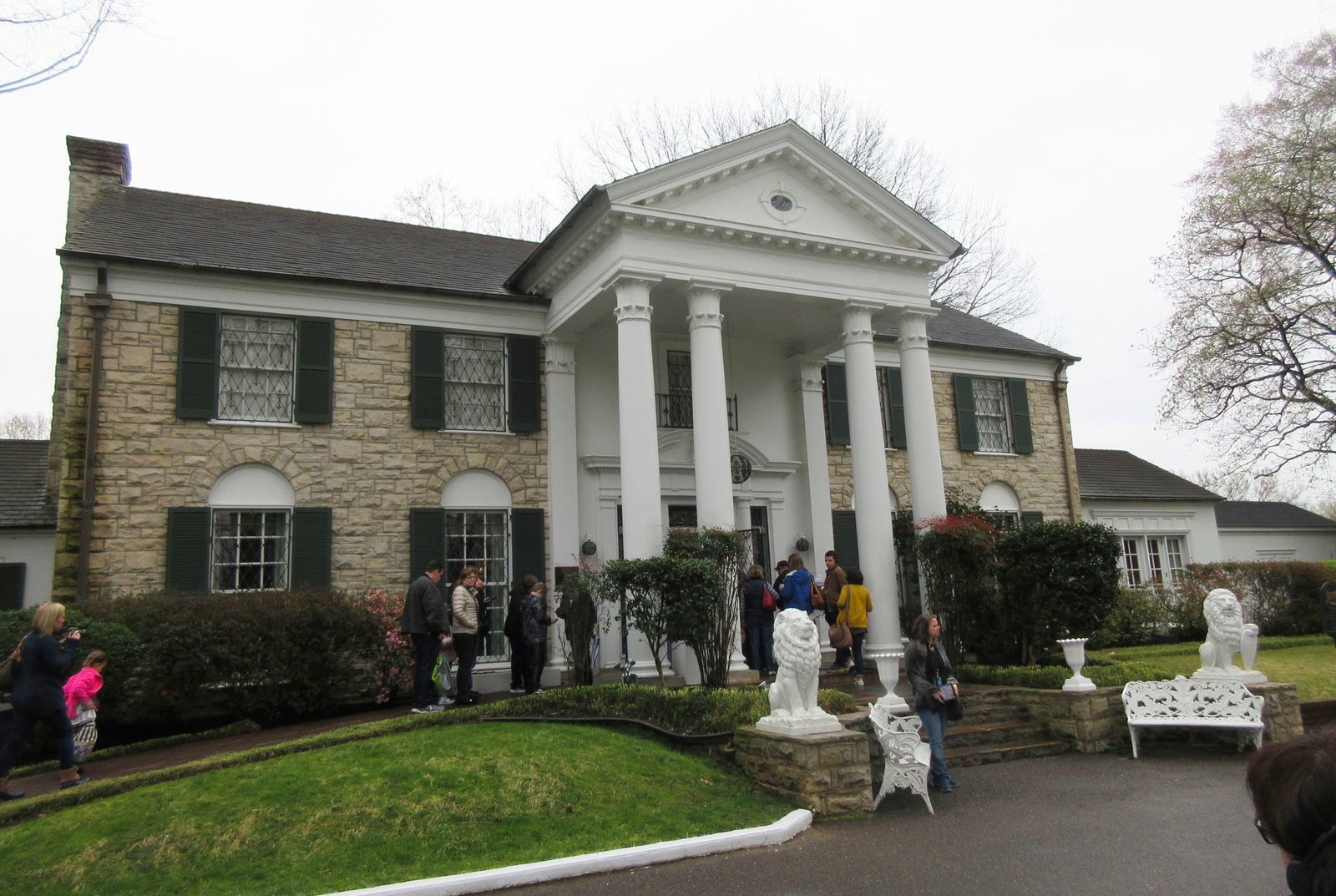 Die Villa in Memphis ist eine Pilgerstätte für Fans. (Archivbild)