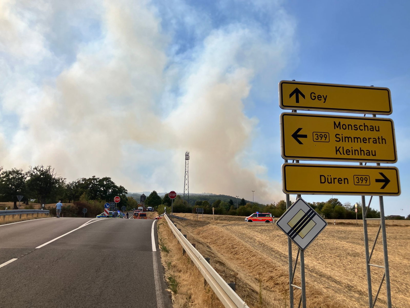 Im Hürtgenwald in Nordrhein-Westfalen stehen mehrere Hundert Hektar Waldfläche in Flammen.