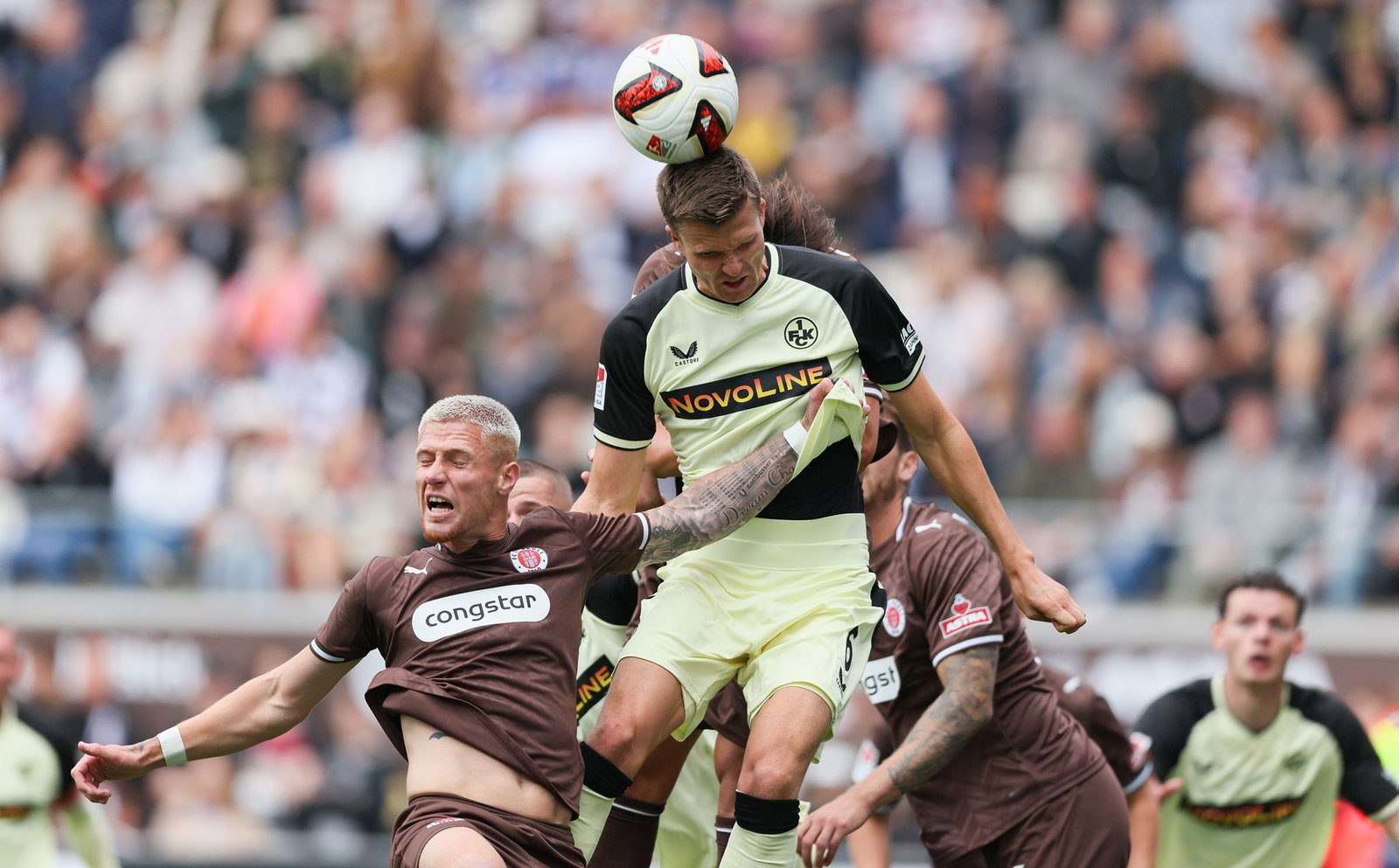 St. Paulis Louis Oppie (l) im Kopfballduell mit Kaiserslauterns Fabian Kunze.