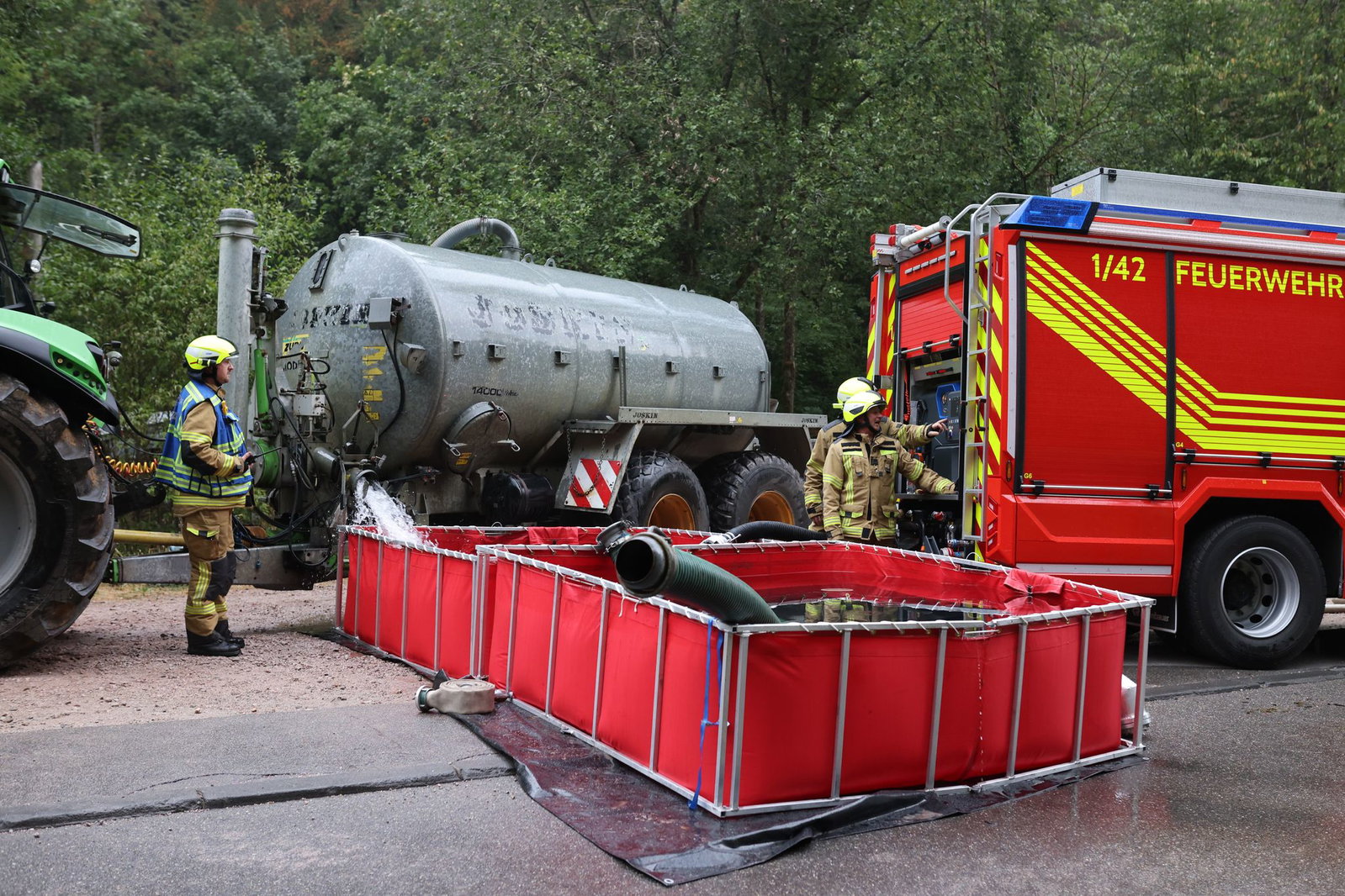 Die Feuerwehr hat einen Teil des Feuers inzwischen unter Kontrolle.