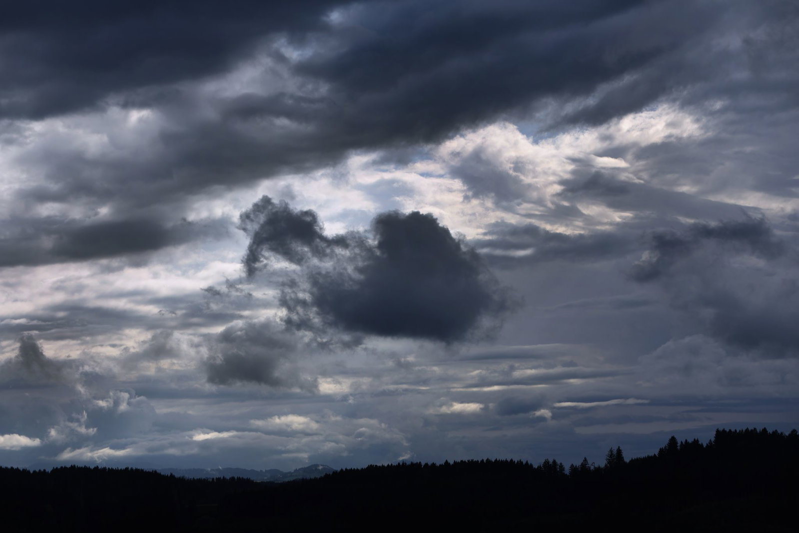 Das Wetter kann in der Nacht zu und am Montag ungemütlich werden. (Symbolbild)