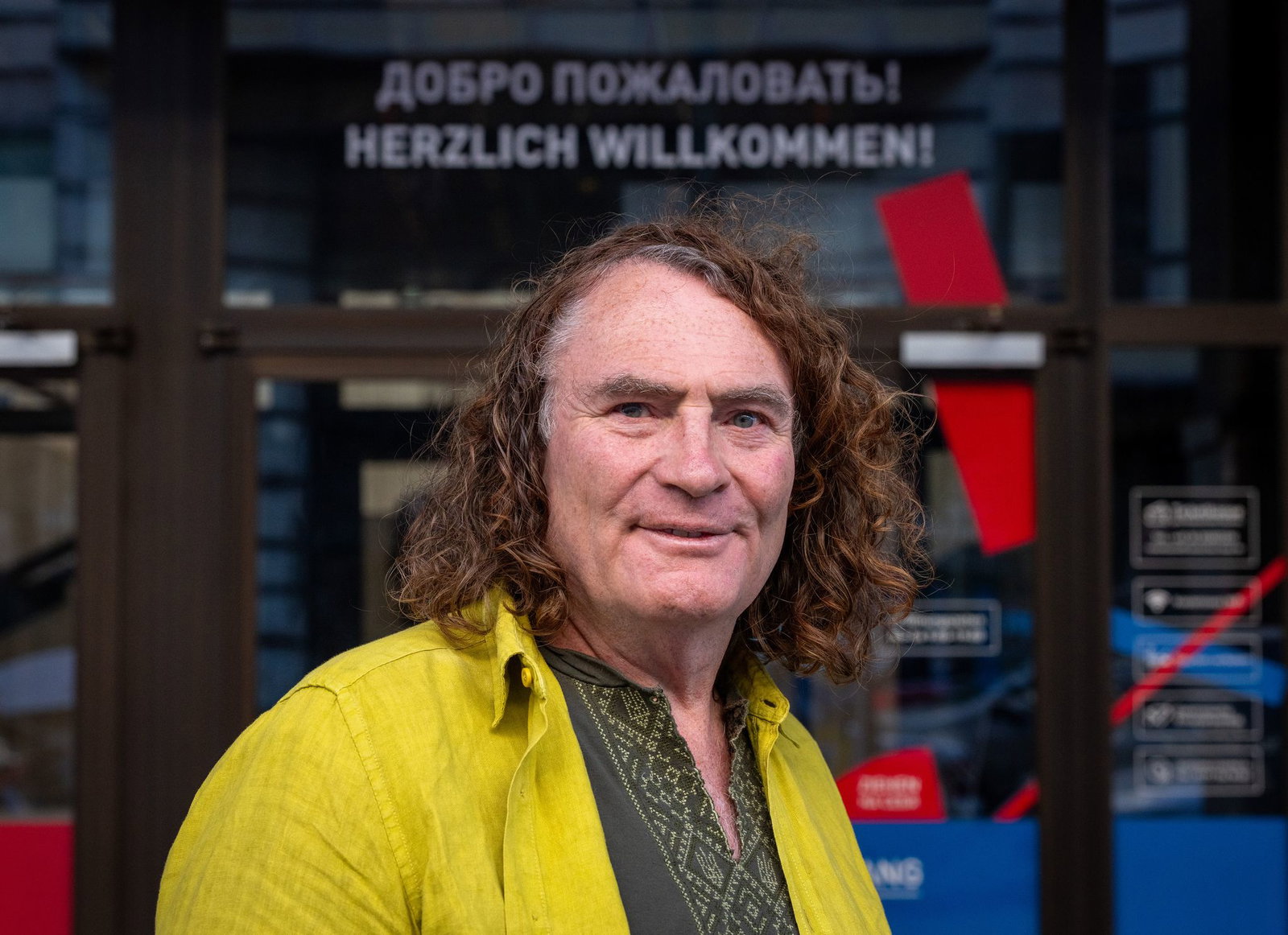 Henry Lindemeier protestiert fast jeden Tag als Ein-Mann-Mahnwache vor dem Russischen Haus.