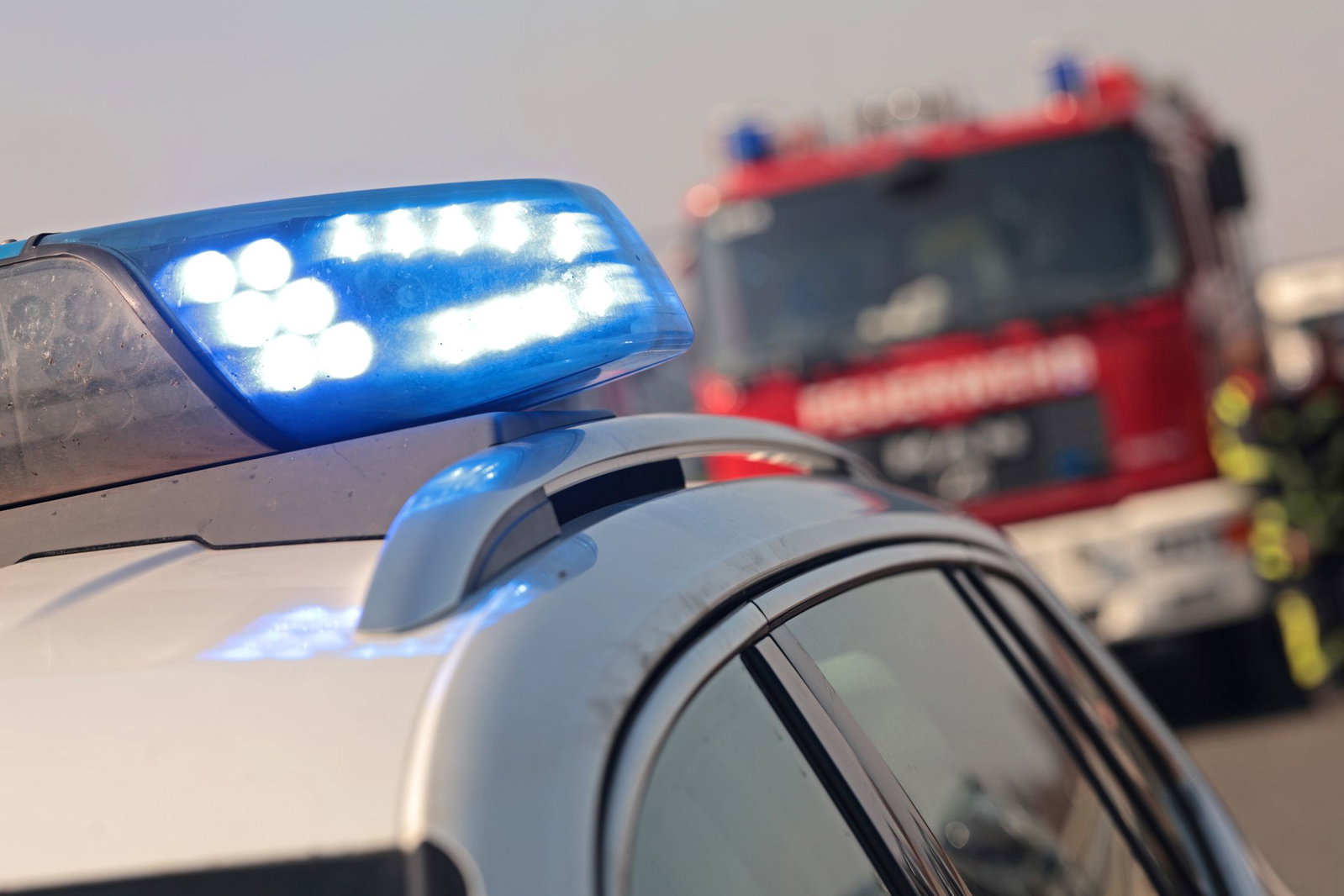 Aktuell ist die A5 gesperrt, Feuerwehr und Polizei sind im Einsatz. (Symbolbild)